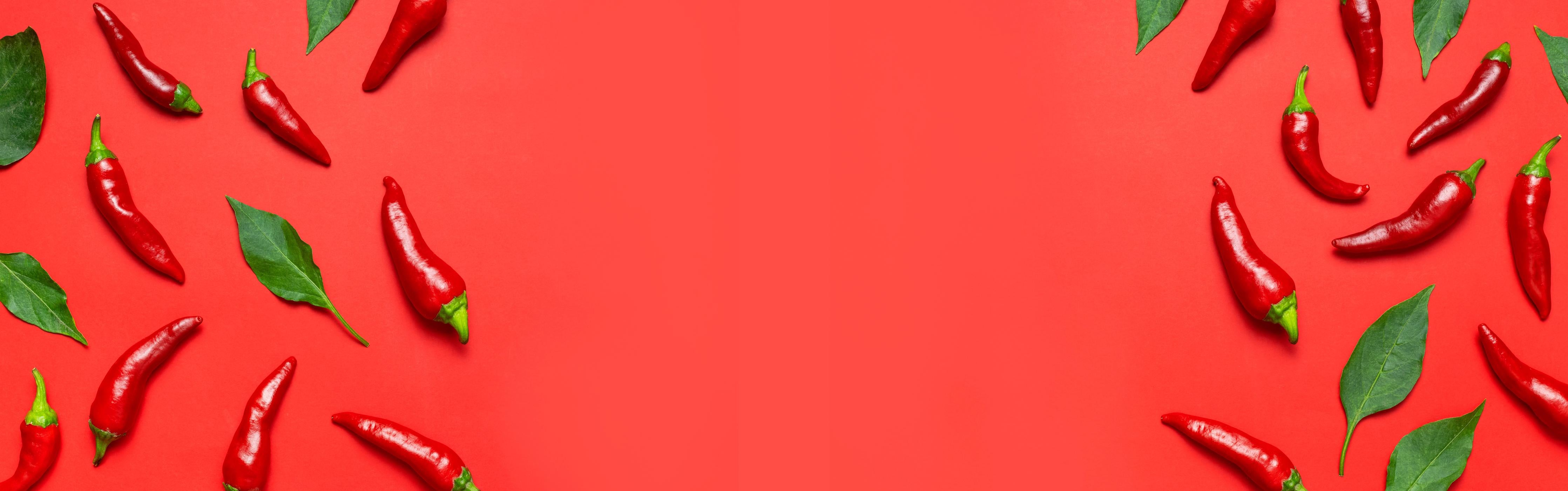 Küchenrückwand-Rote Chili mit grünen Blättern