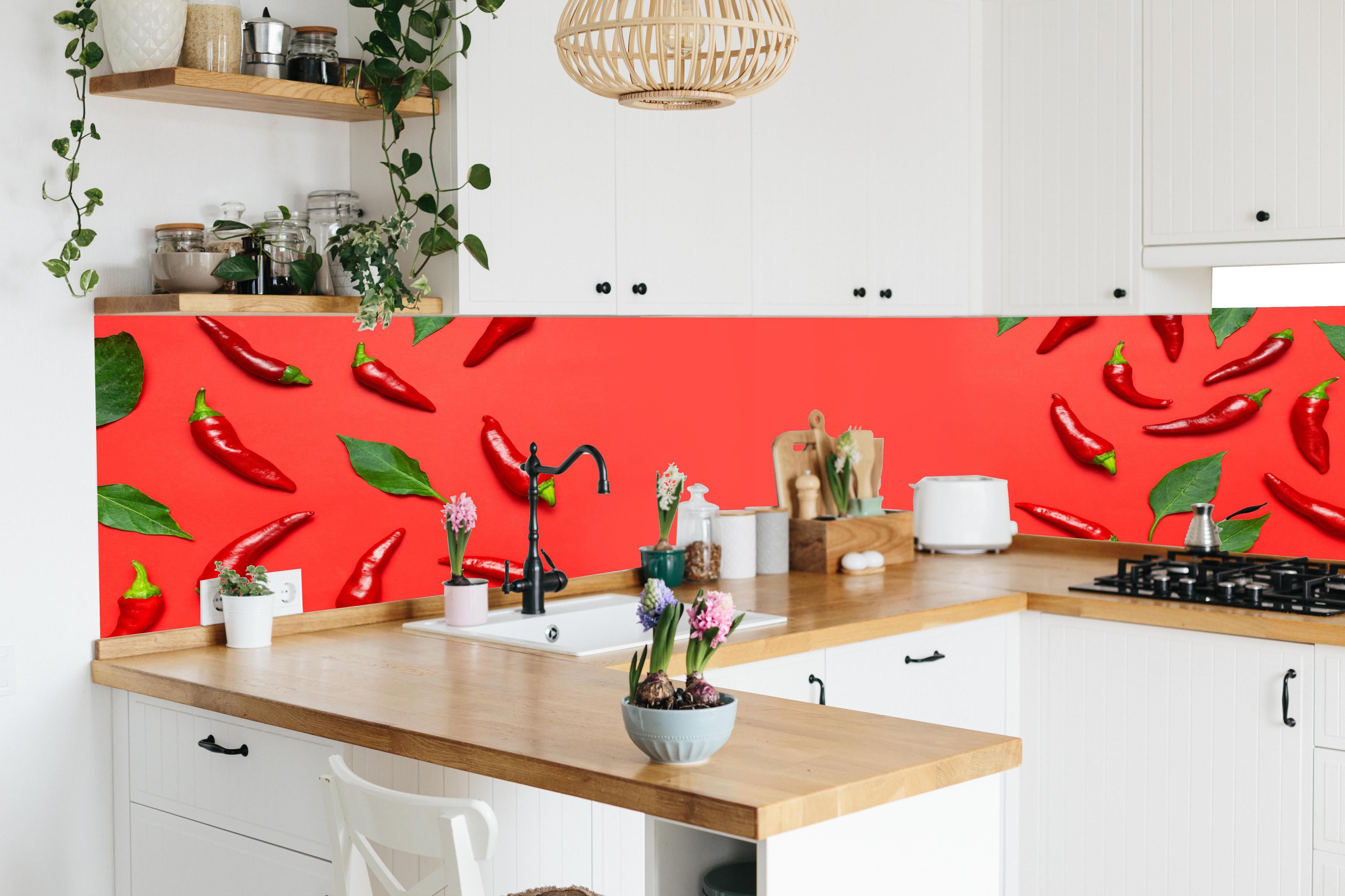 Küche - Rote Chili mit grünen Blättern in lebendiger Küche mit bunten Blumen