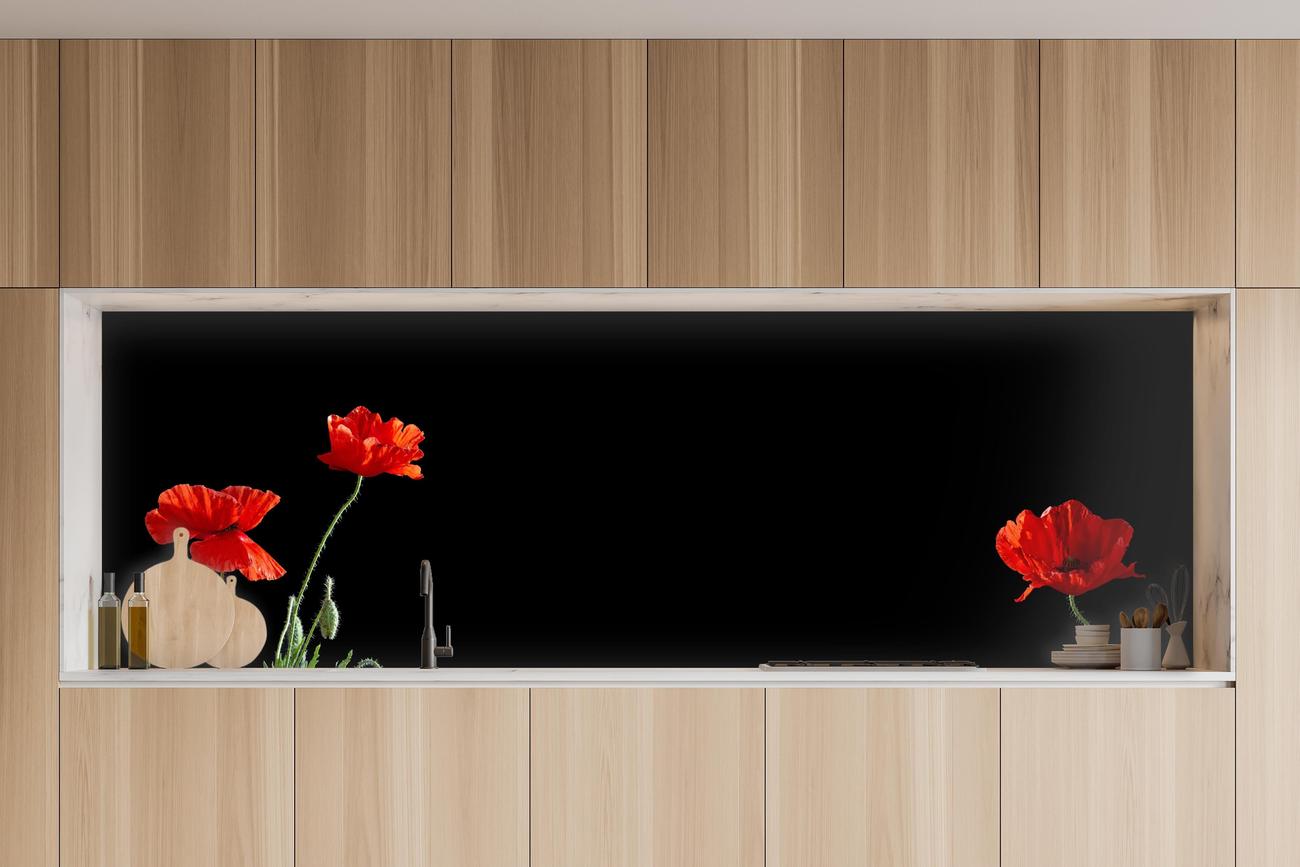 Küche - Rote Mohnblumen auf Schwarz in charakteristischer Vollholz-Küche mit modernem Gasherd