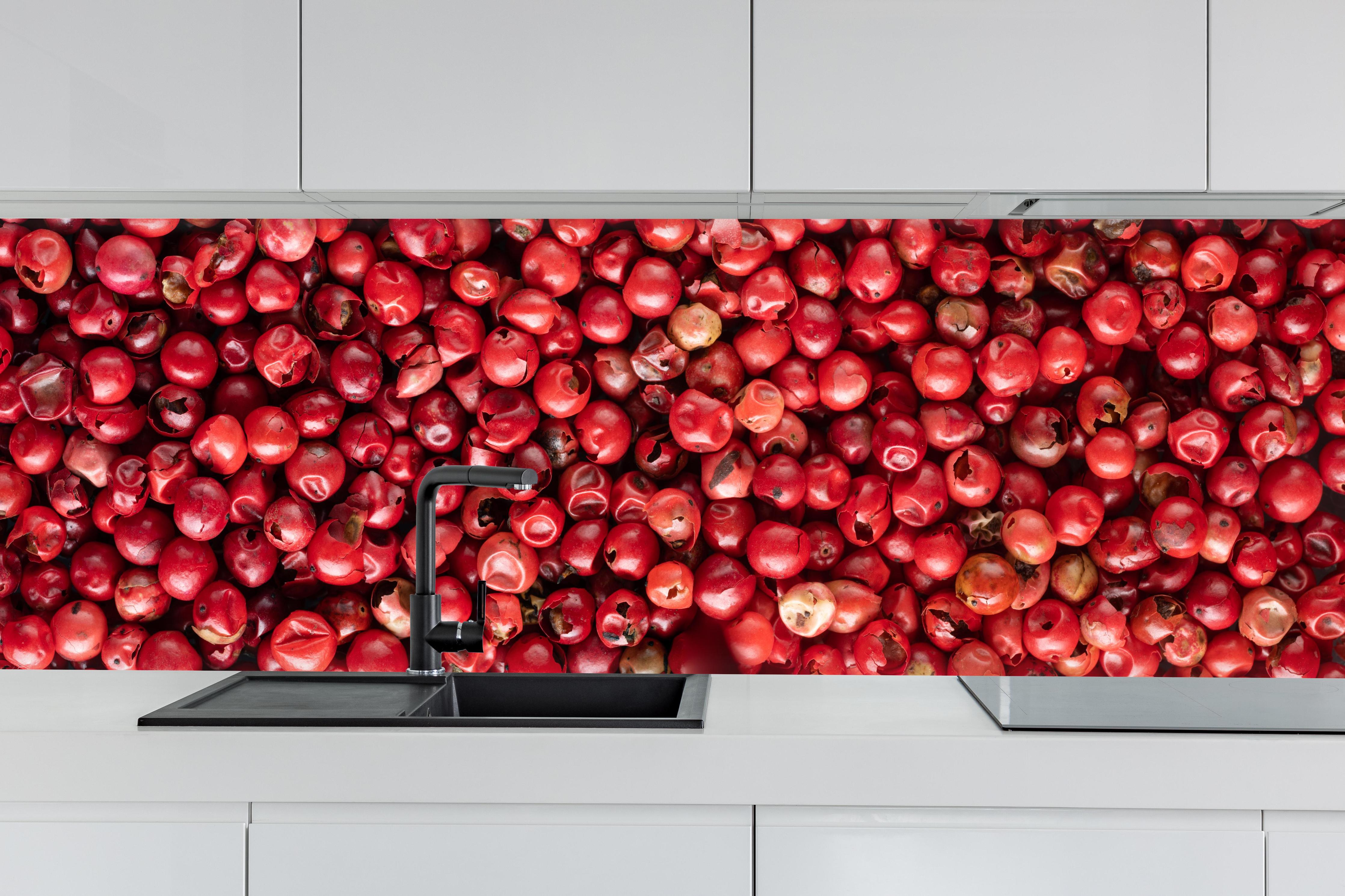 Küche - Rote Pfefferkörner Textur hinter weißen Hochglanz-Küchenregalen und schwarzem Wasserhahn