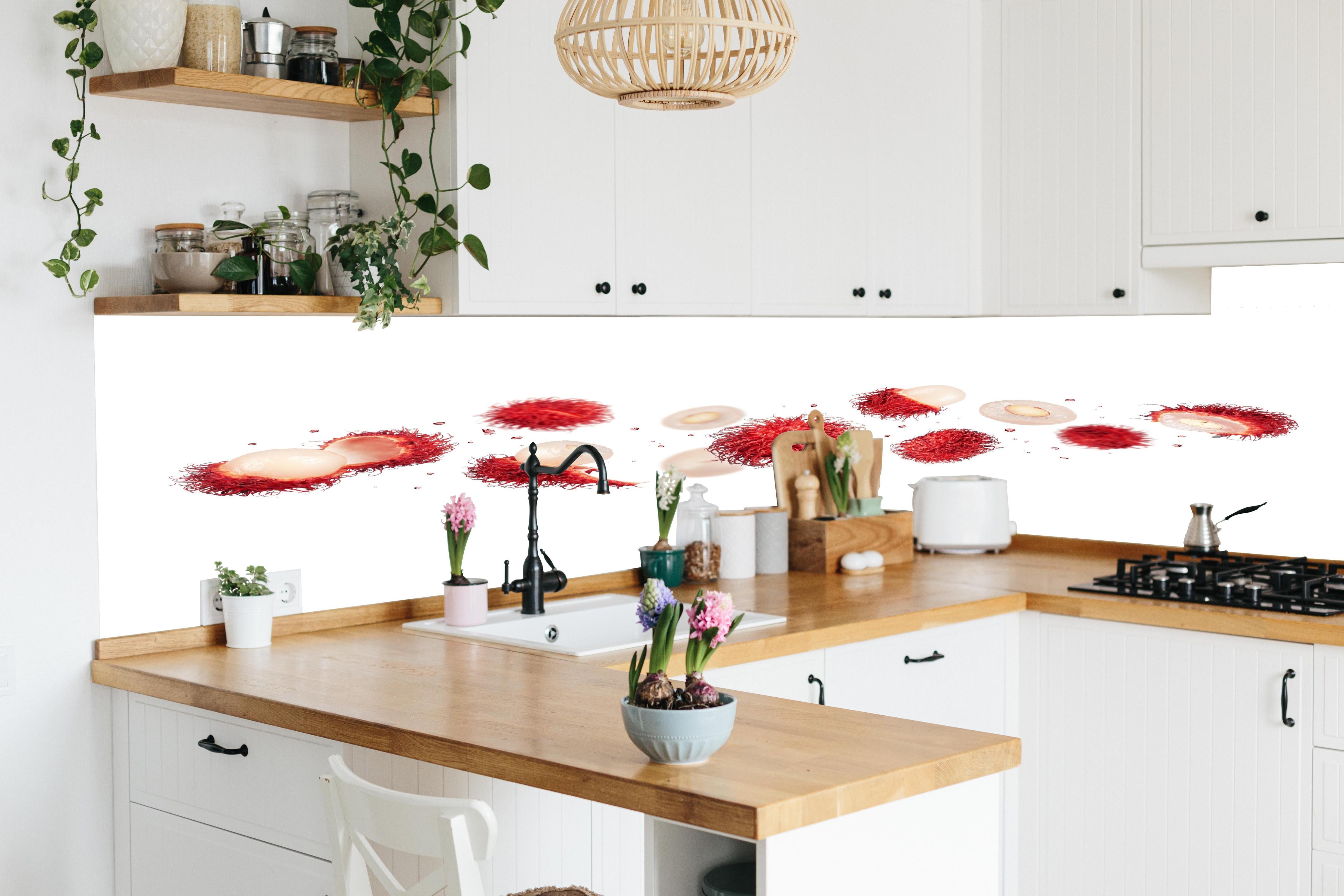 Küche - Rote Rambutan Früchte in lebendiger Küche mit bunten Blumen