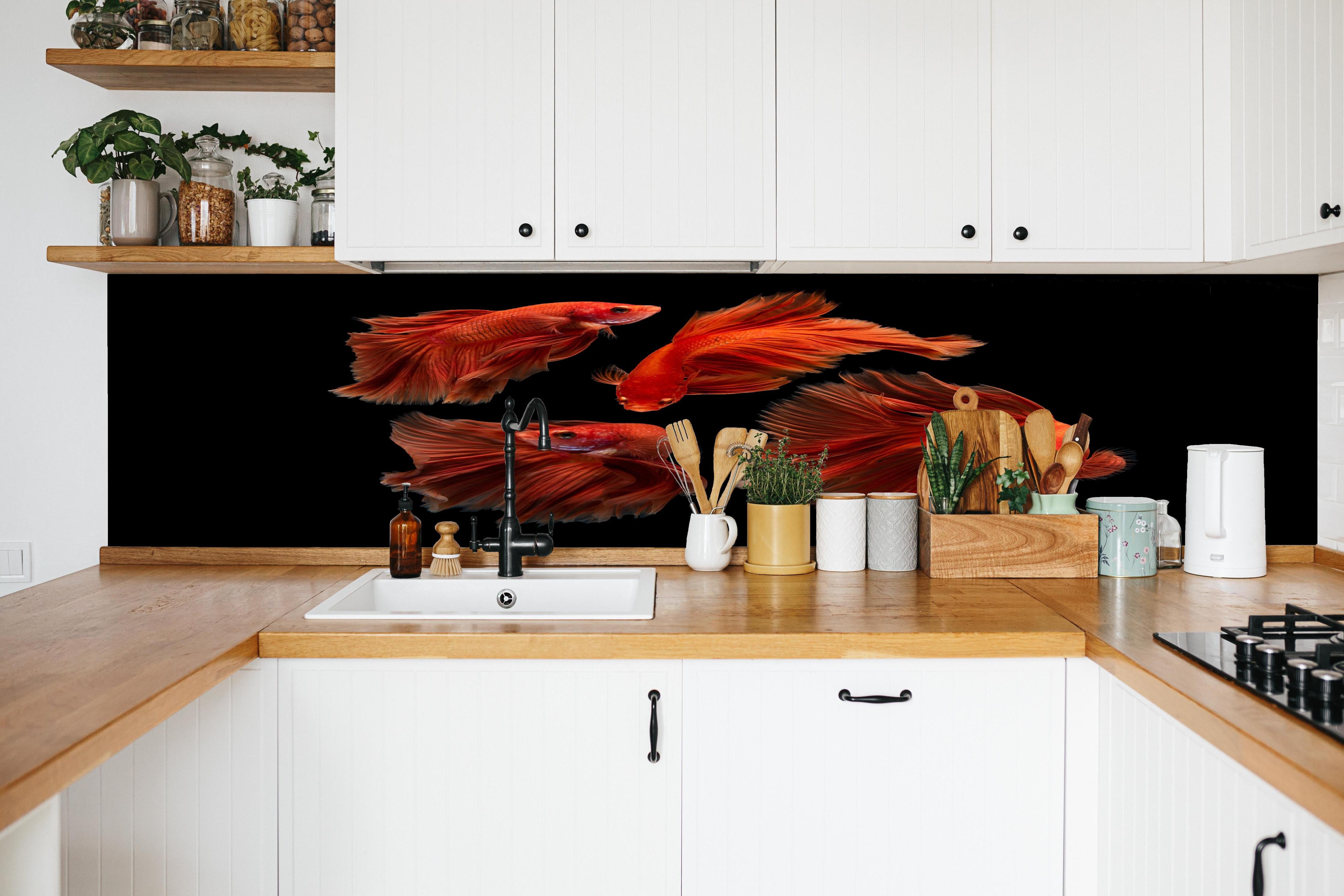 Küche - Roter Betta Fisch in weißer Küche hinter Gewürzen und Kochlöffeln aus Holz