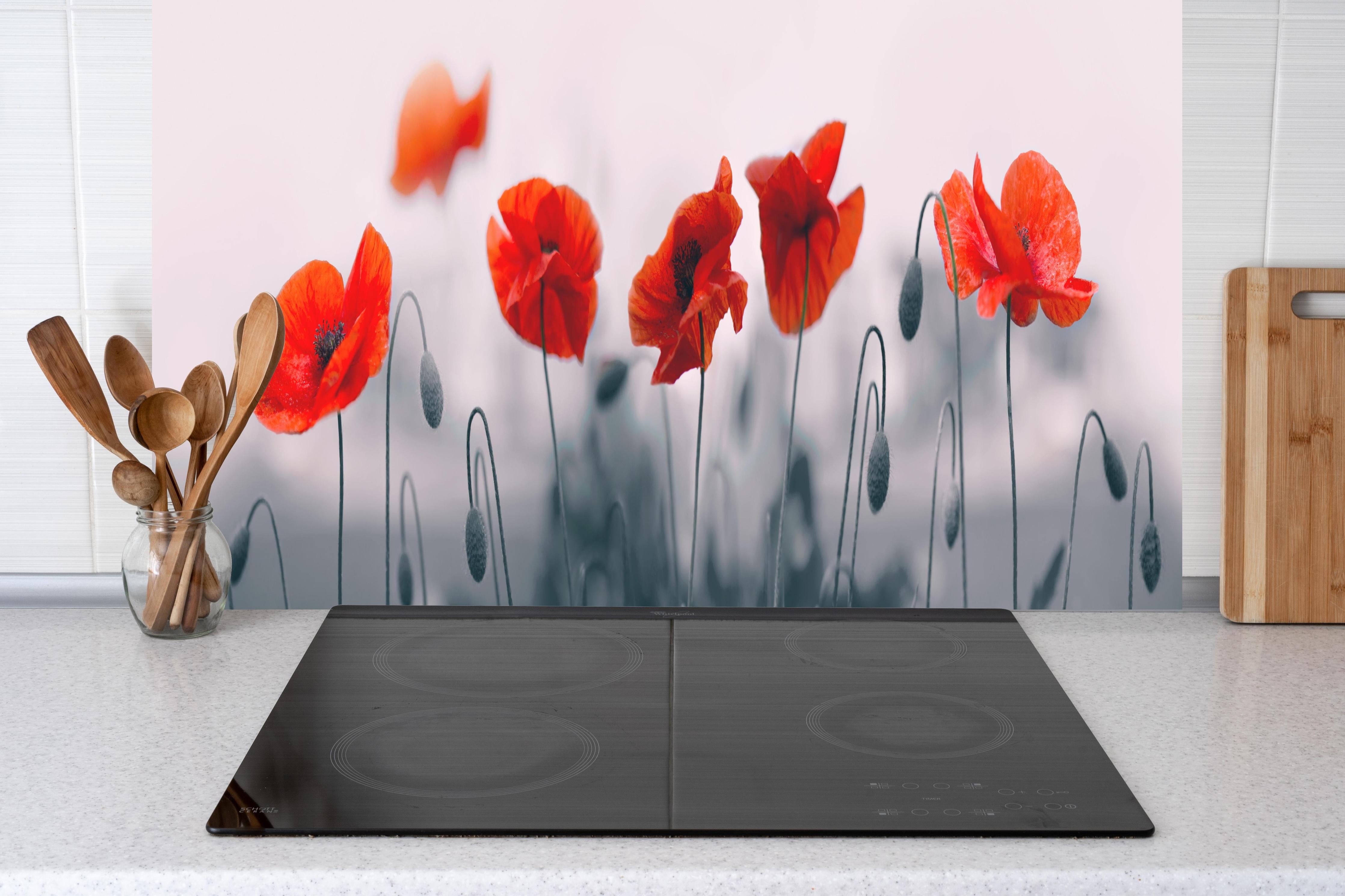 Küche - Roter Mohn auf hellem Hintergrund hinter Cerankochfeld und Holz-Kochutensilien