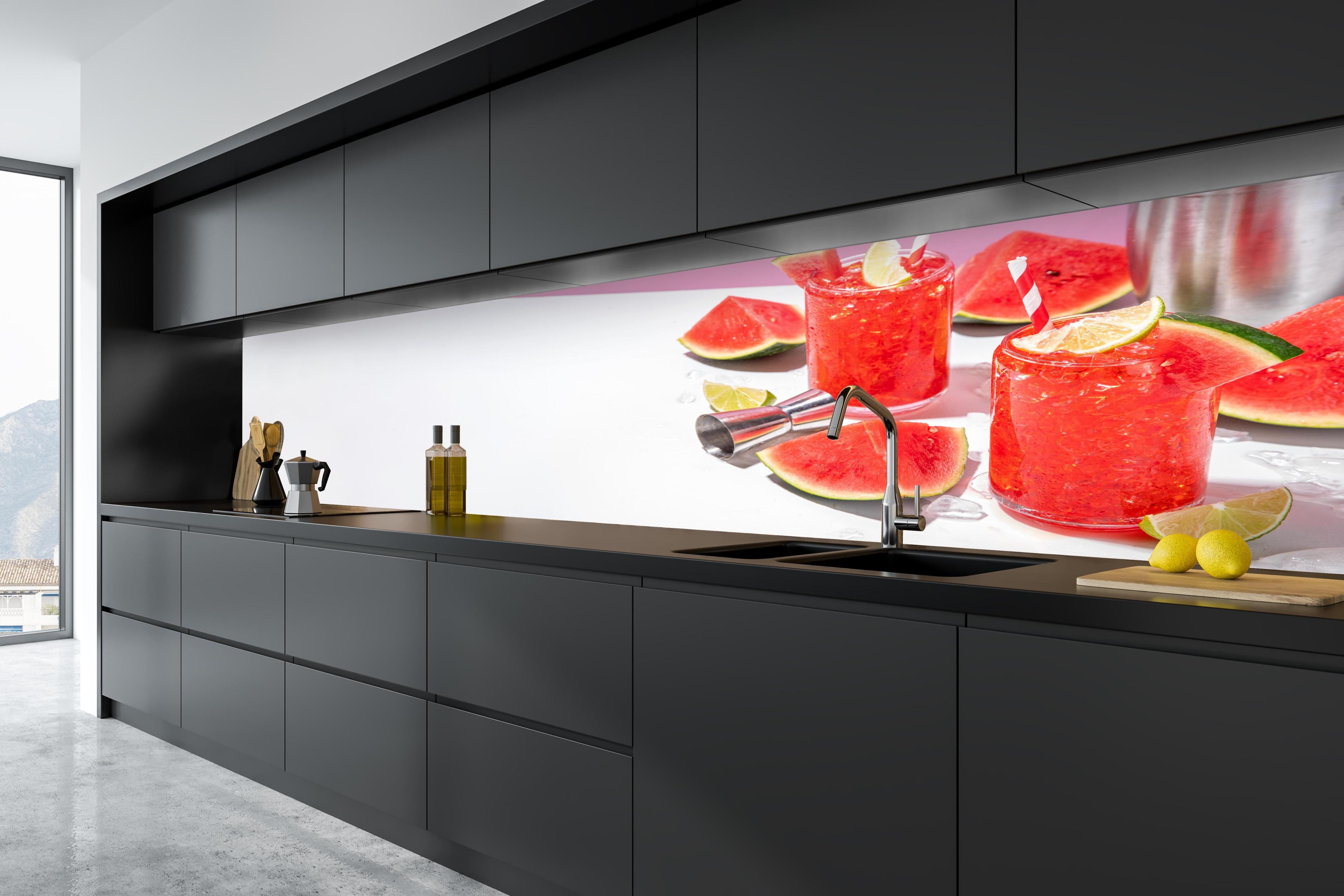 Küche - Roter Wassermelonen-Cocktail mit Limette in tiefschwarzer matt-premium Einbauküche