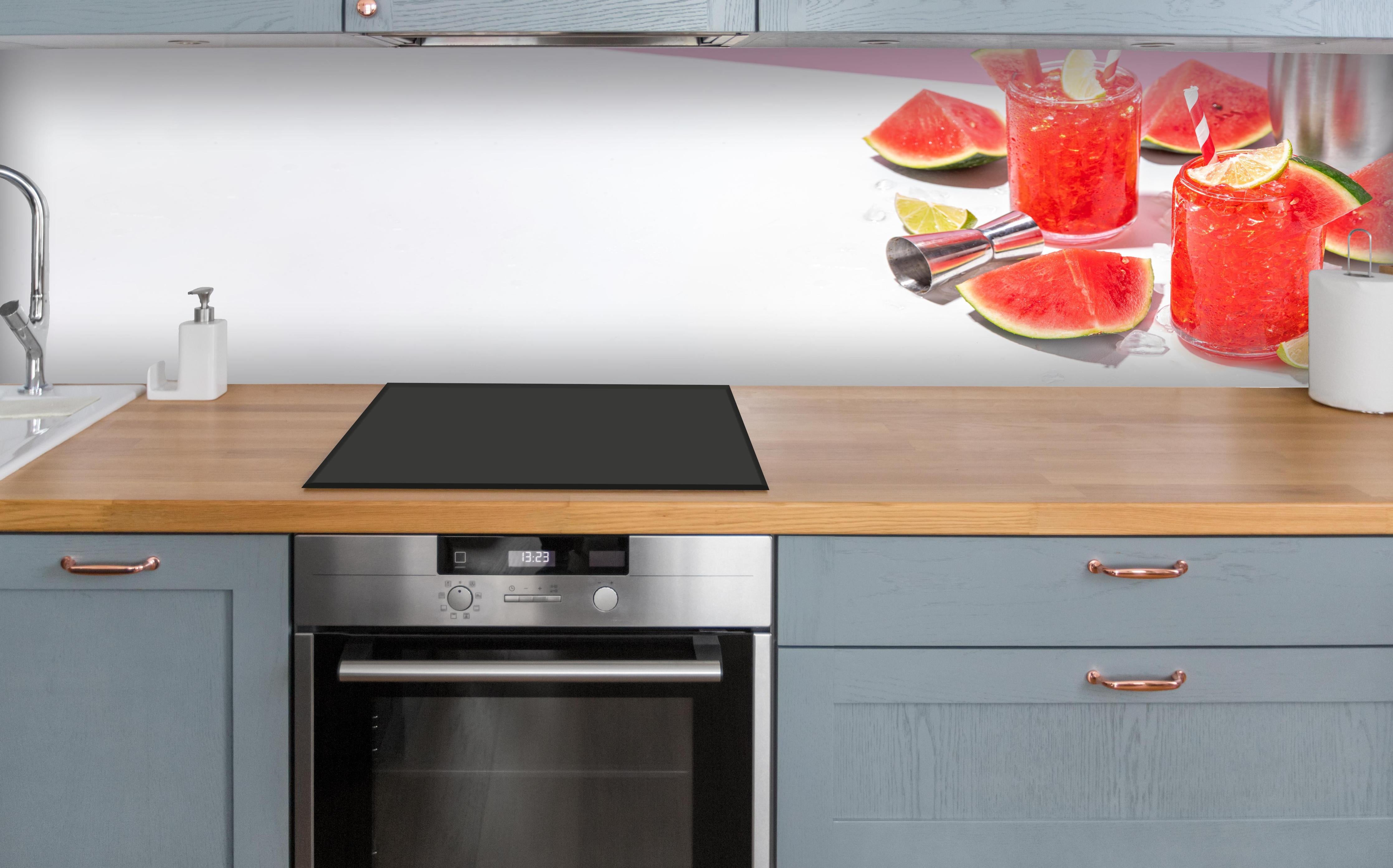 Küche - Roter Wassermelonen-Cocktail mit Limette über polierter Holzarbeitsplatte mit Cerankochfeld