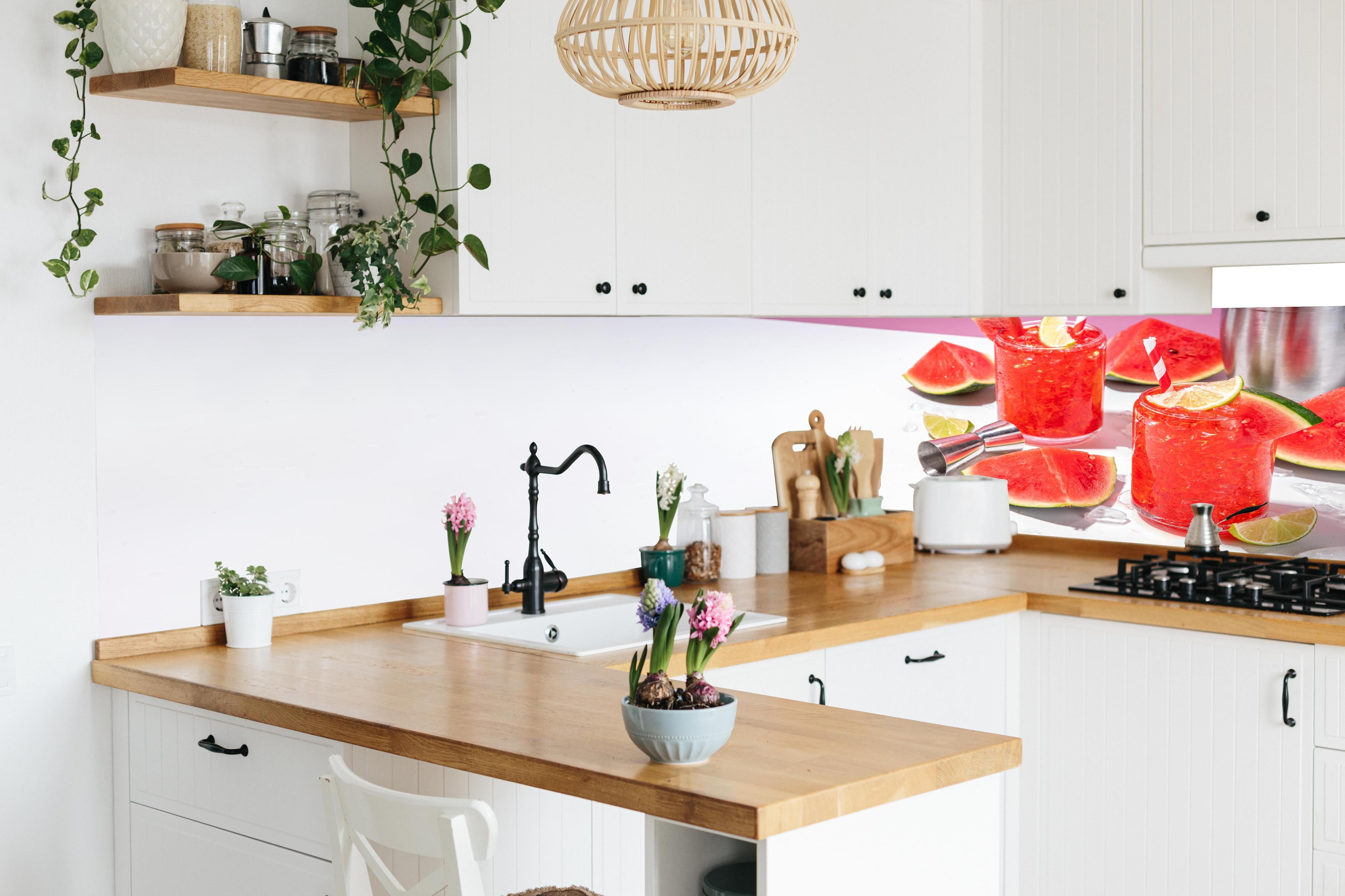 Küche - Roter Wassermelonen-Cocktail mit Limette in lebendiger Küche mit bunten Blumen