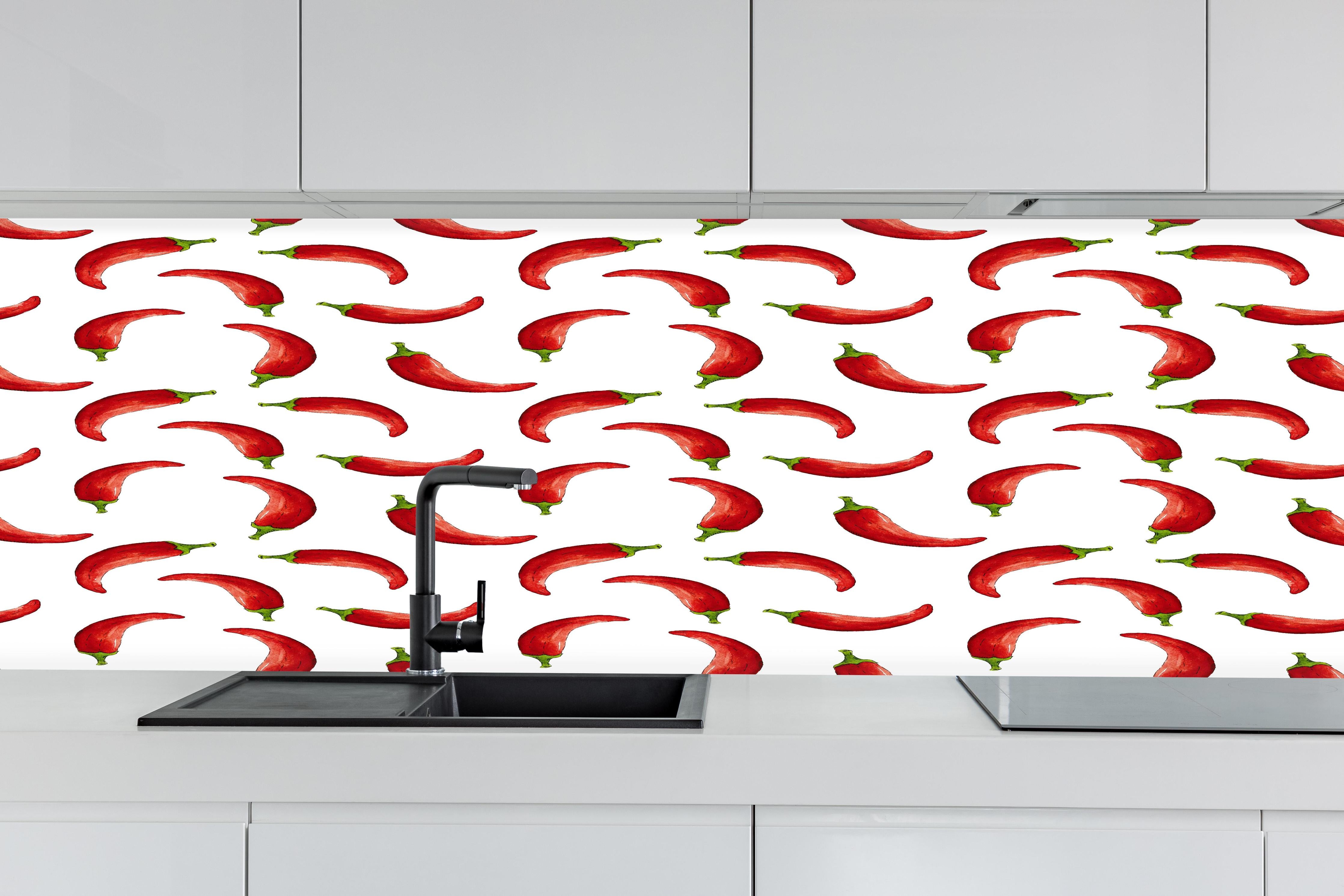 Küche - Rotes Chili-Muster hinter weißen Hochglanz-Küchenregalen und schwarzem Wasserhahn