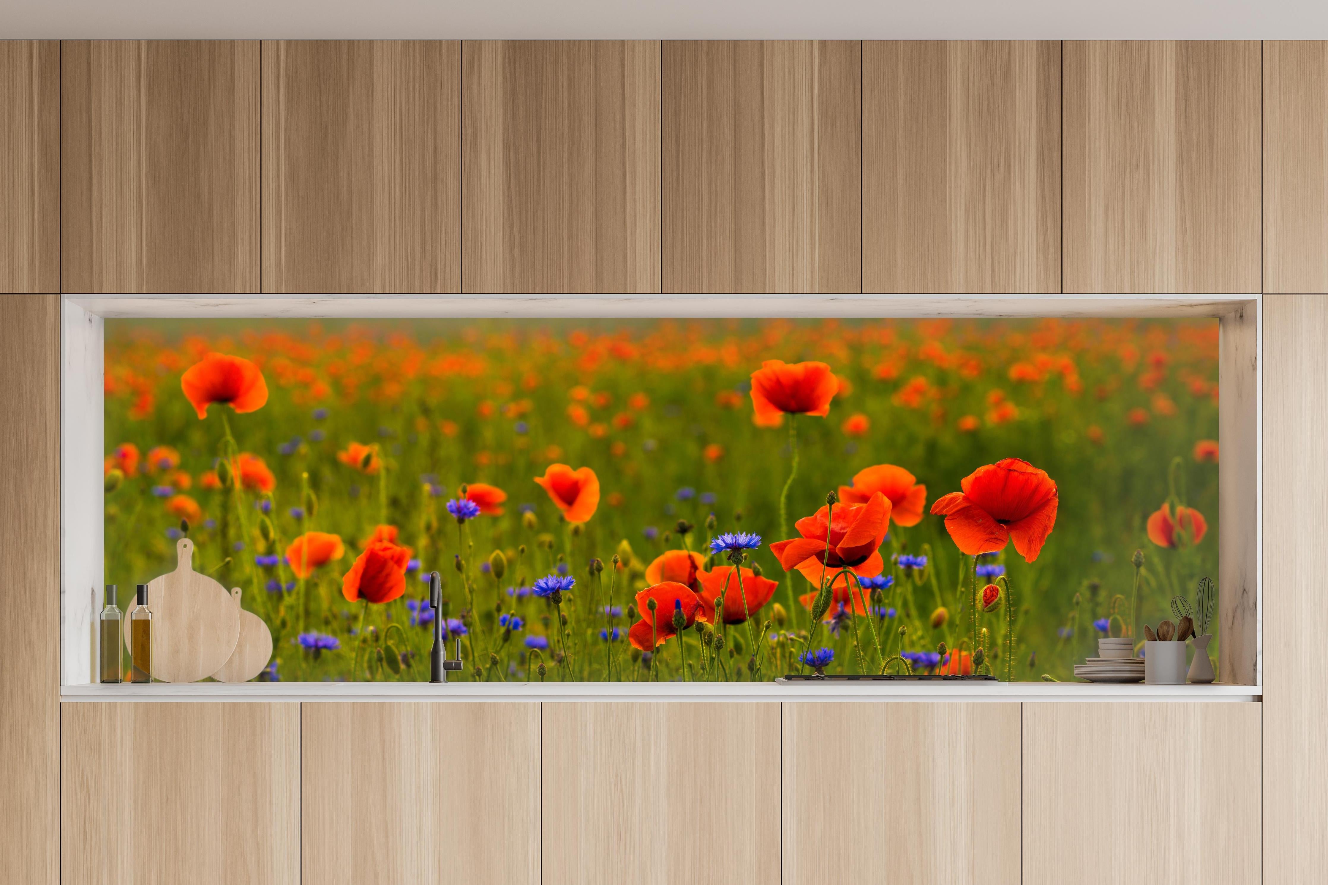 Küche - Rotes Mohnfeld mit Kornblumen in charakteristischer Vollholz-Küche mit modernem Gasherd