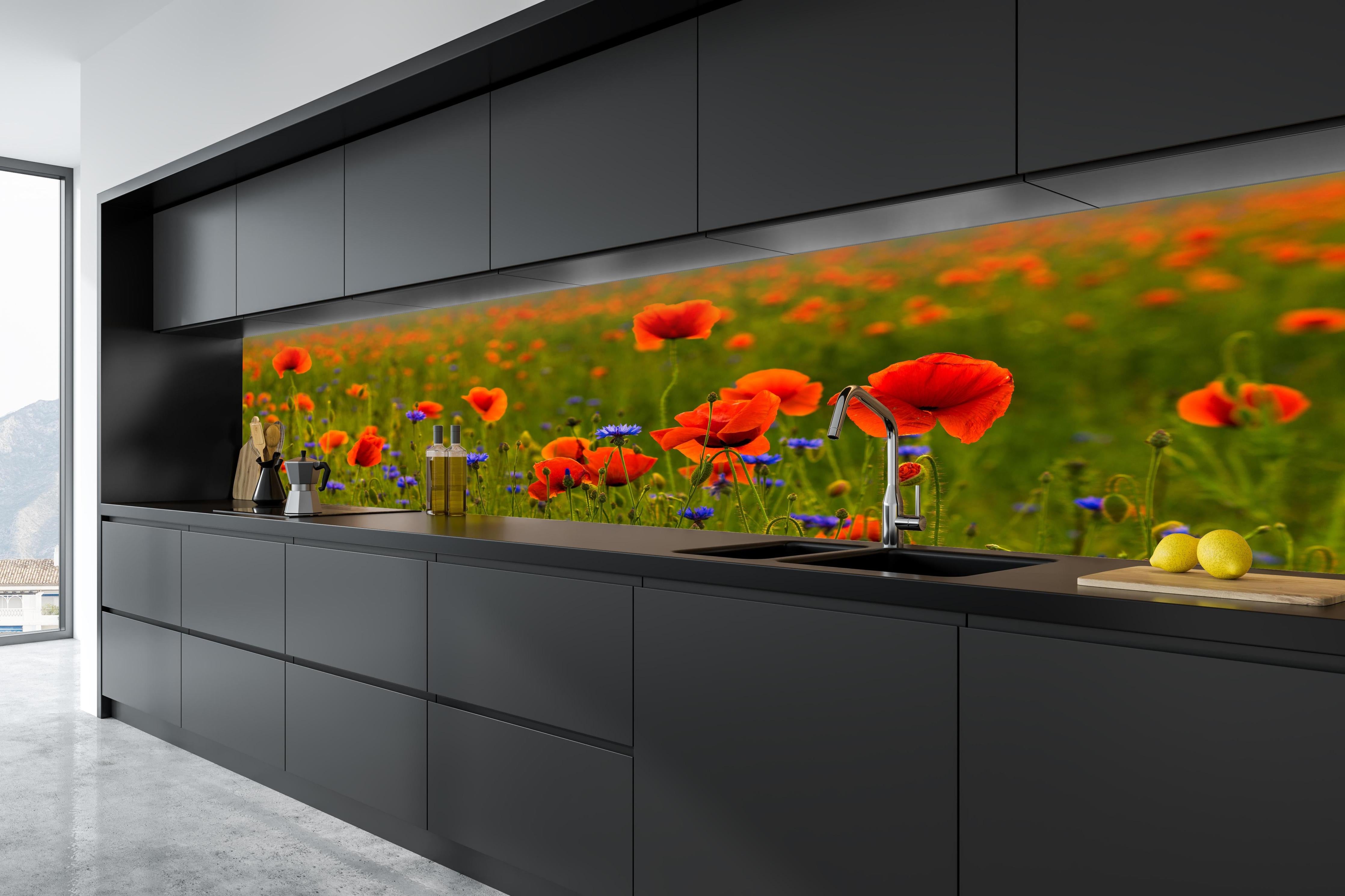 Küche - Rotes Mohnfeld mit Kornblumen in tiefschwarzer matt-premium Einbauküche