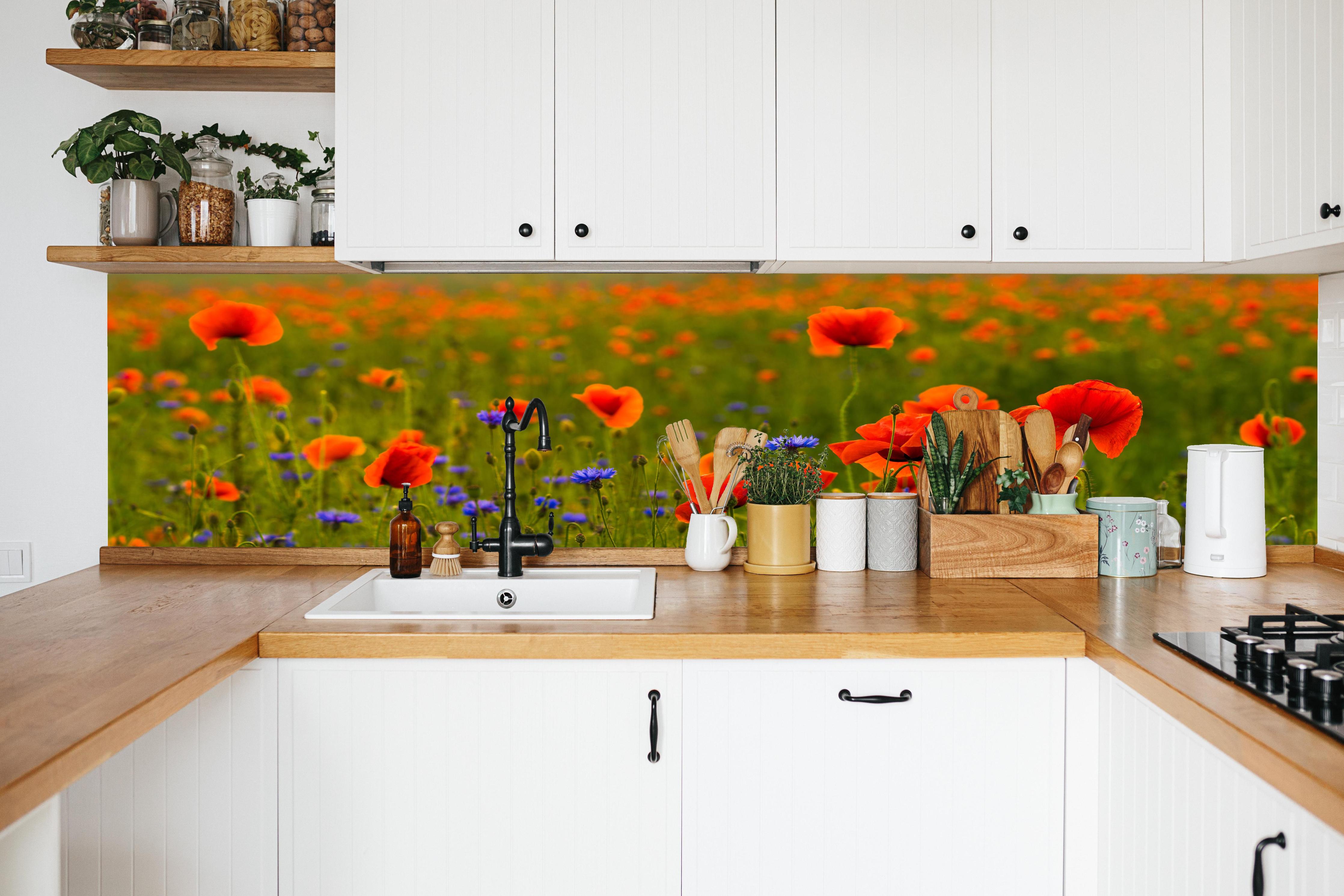 Küche - Rotes Mohnfeld mit Kornblumen in weißer Küche hinter Gewürzen und Kochlöffeln aus Holz