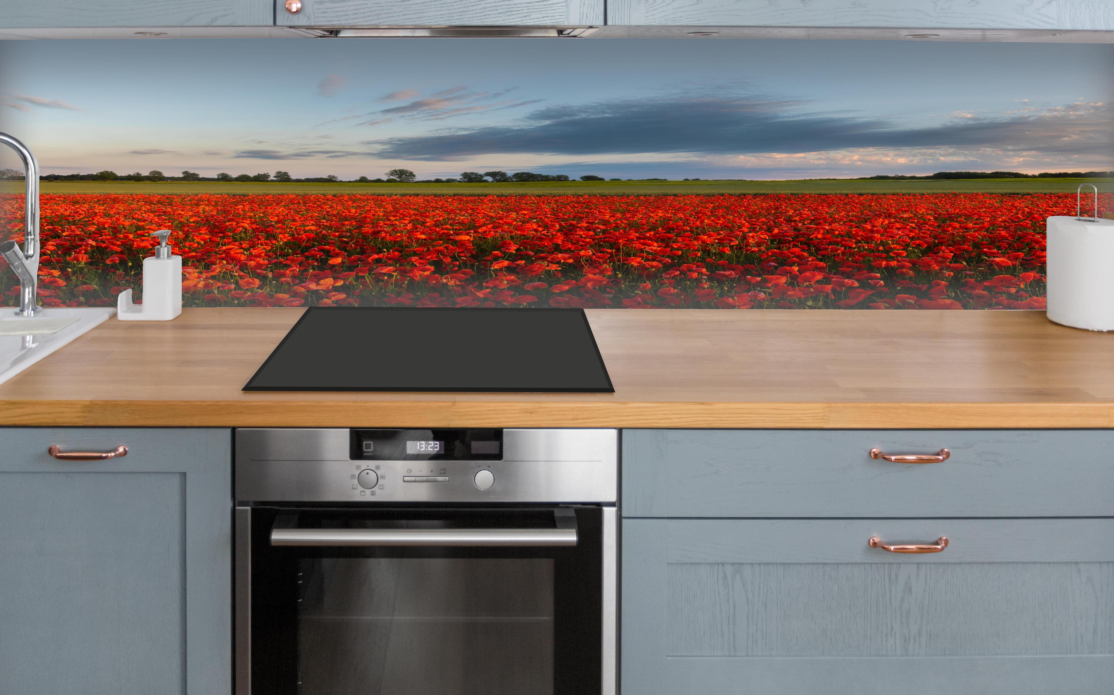 Küche - Rotes Mohnfeld unter blauem Himmel über polierter Holzarbeitsplatte mit Cerankochfeld