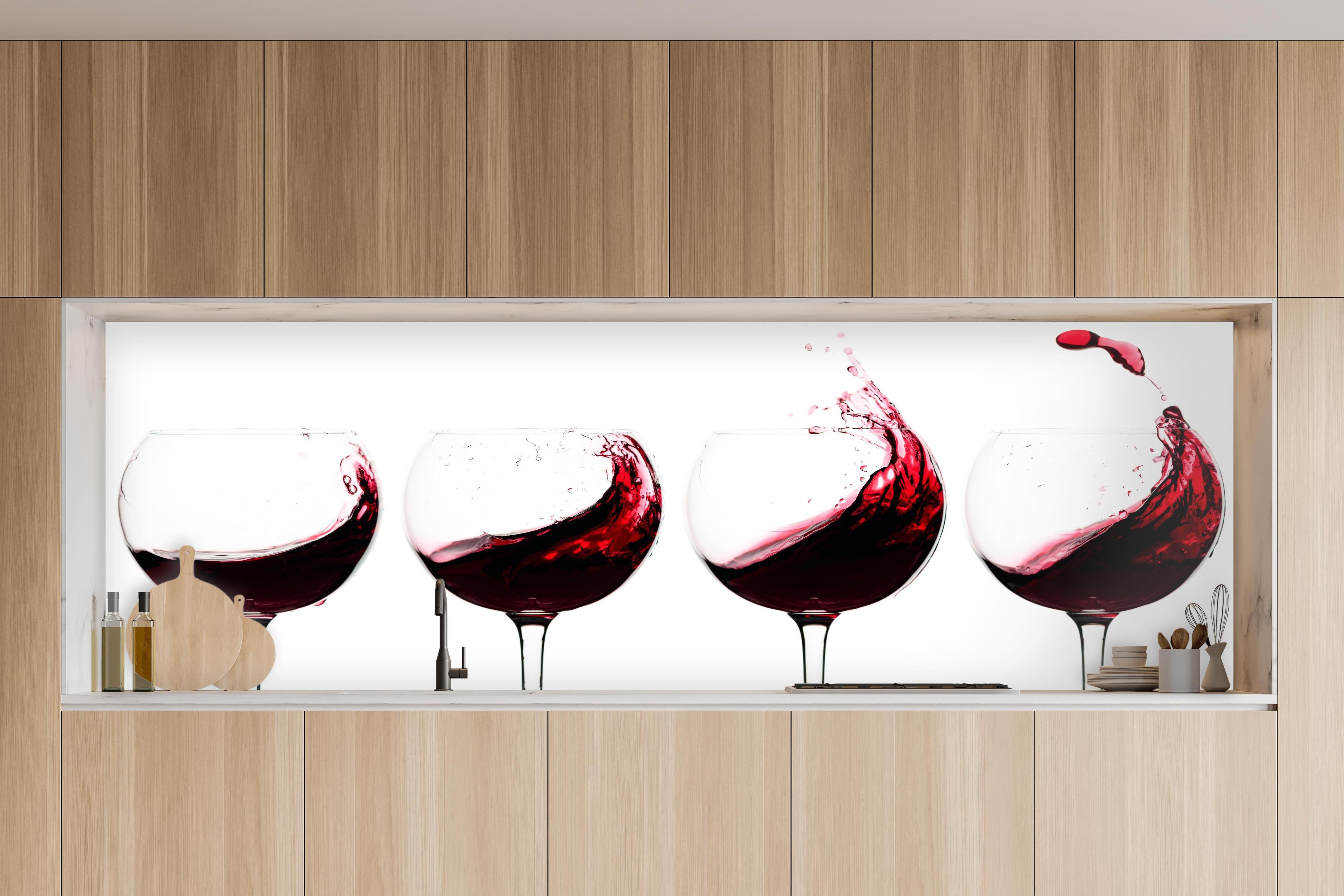 Küche - Rotwein-Splash in Weingläsern in charakteristischer Vollholz-Küche mit modernem Gasherd