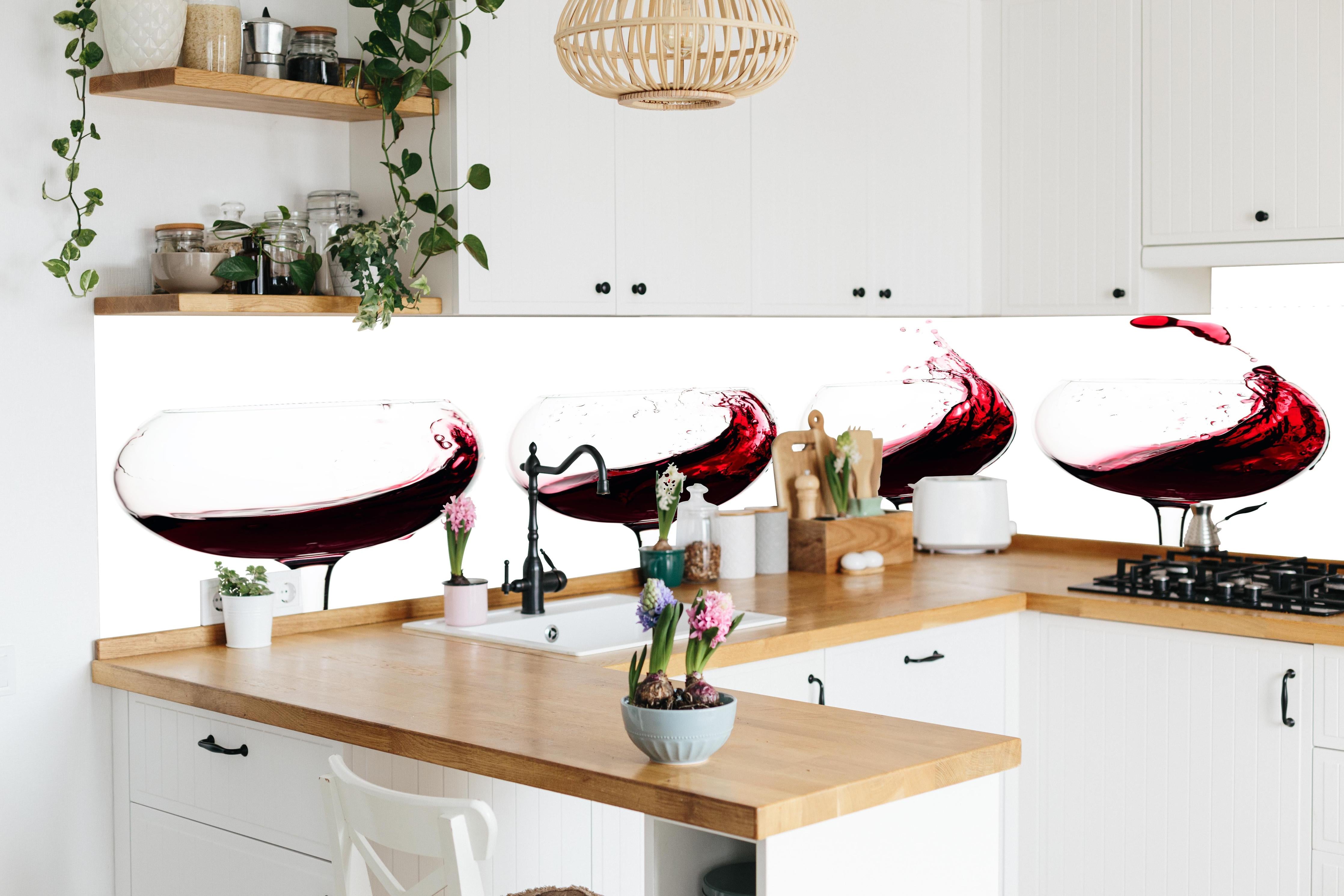 Küche - Rotwein-Splash in Weingläsern in lebendiger Küche mit bunten Blumen