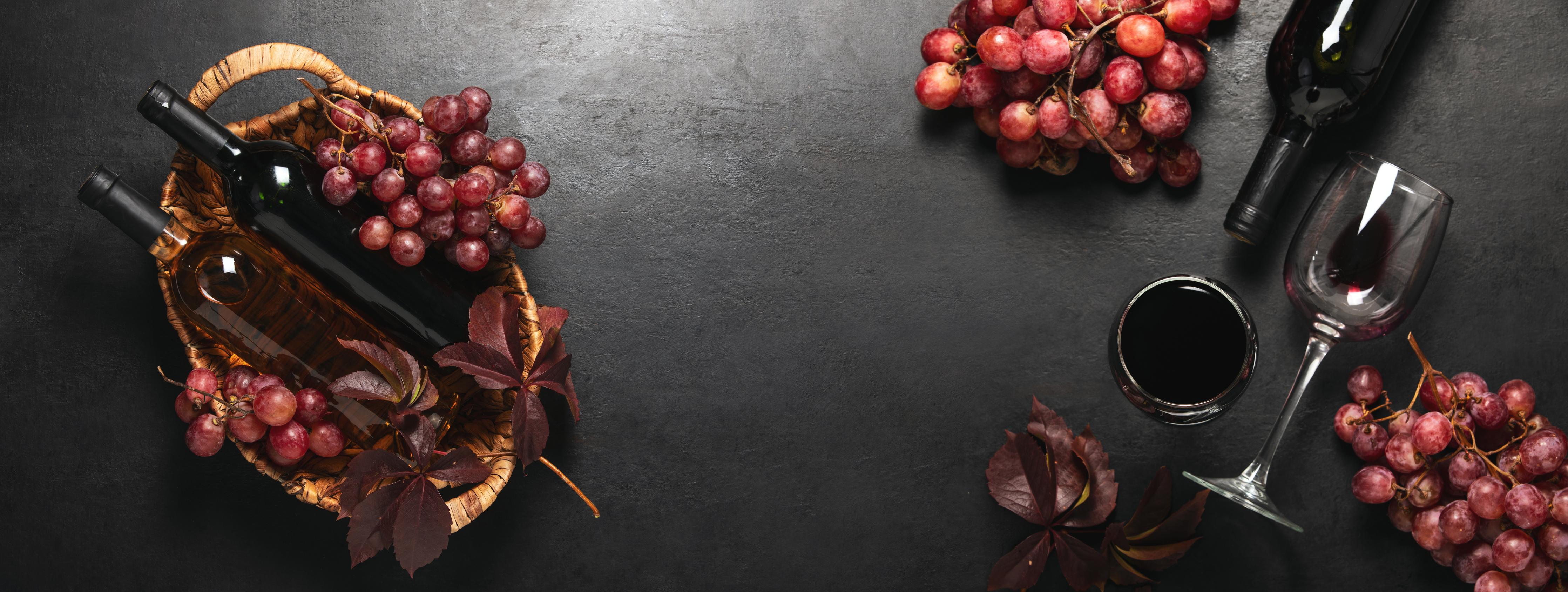 Küchenrückwand-Rotwein-Stillleben auf Schwarz