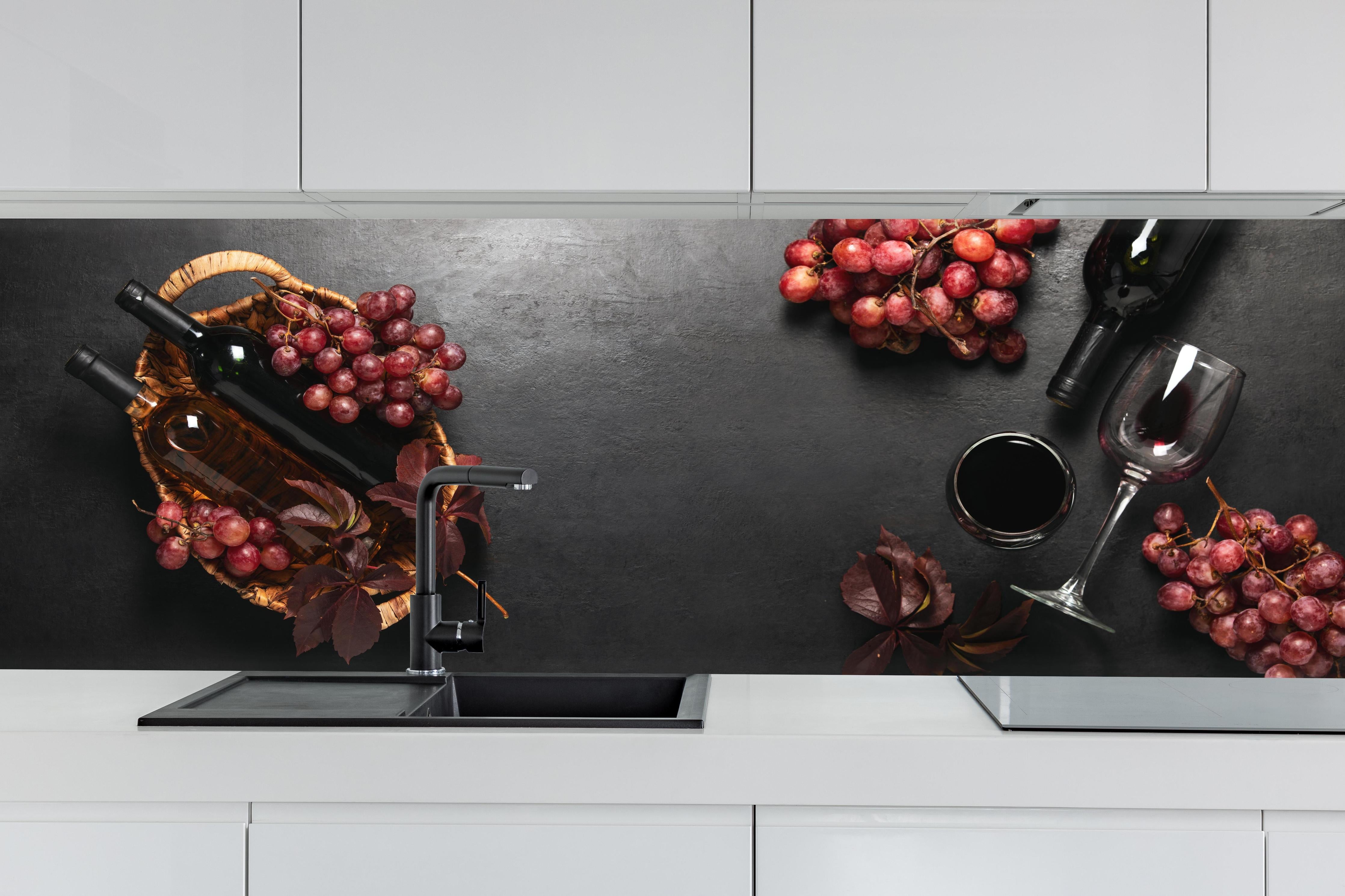 Küche - Rotwein-Stillleben auf Schwarz hinter weißen Hochglanz-Küchenregalen und schwarzem Wasserhahn