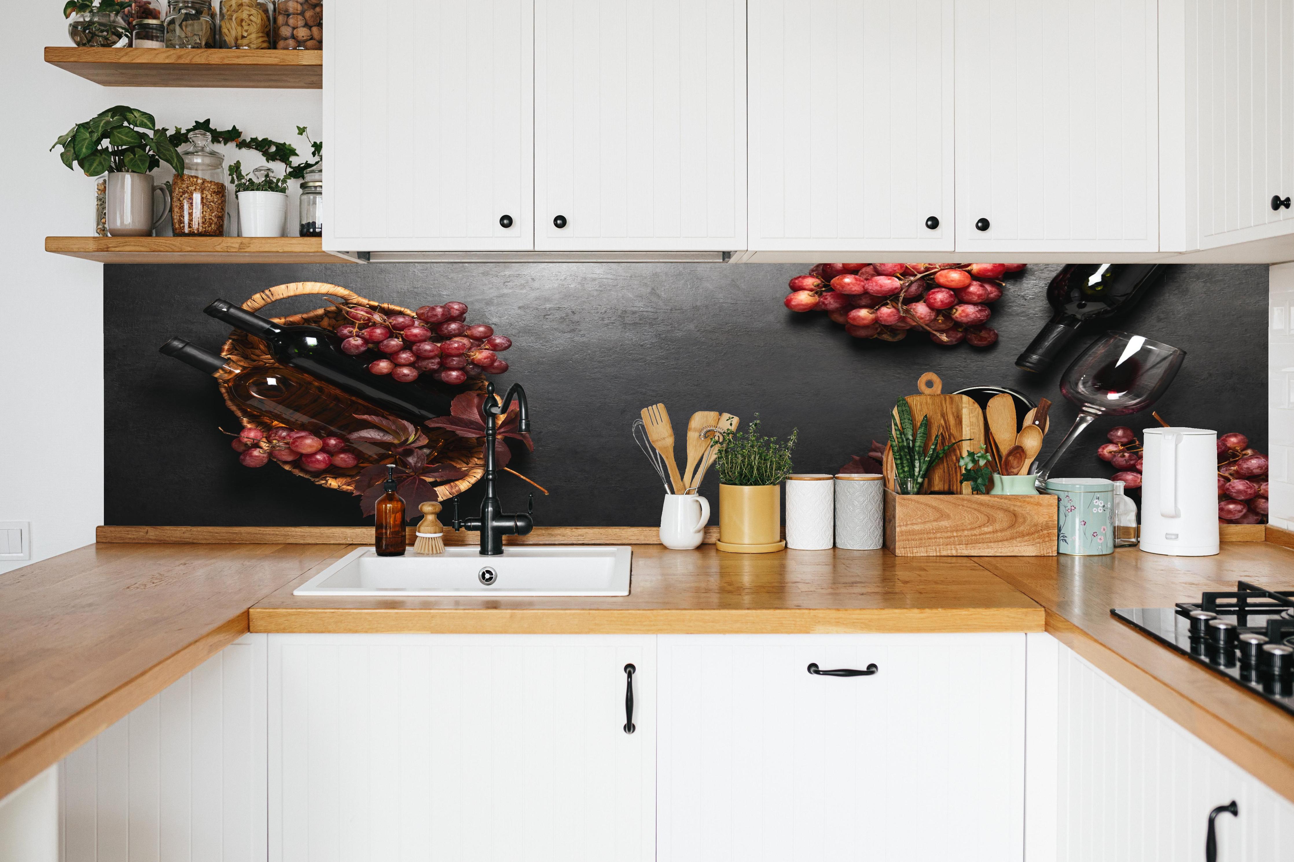 Küche - Rotwein-Stillleben auf Schwarz in weißer Küche hinter Gewürzen und Kochlöffeln aus Holz