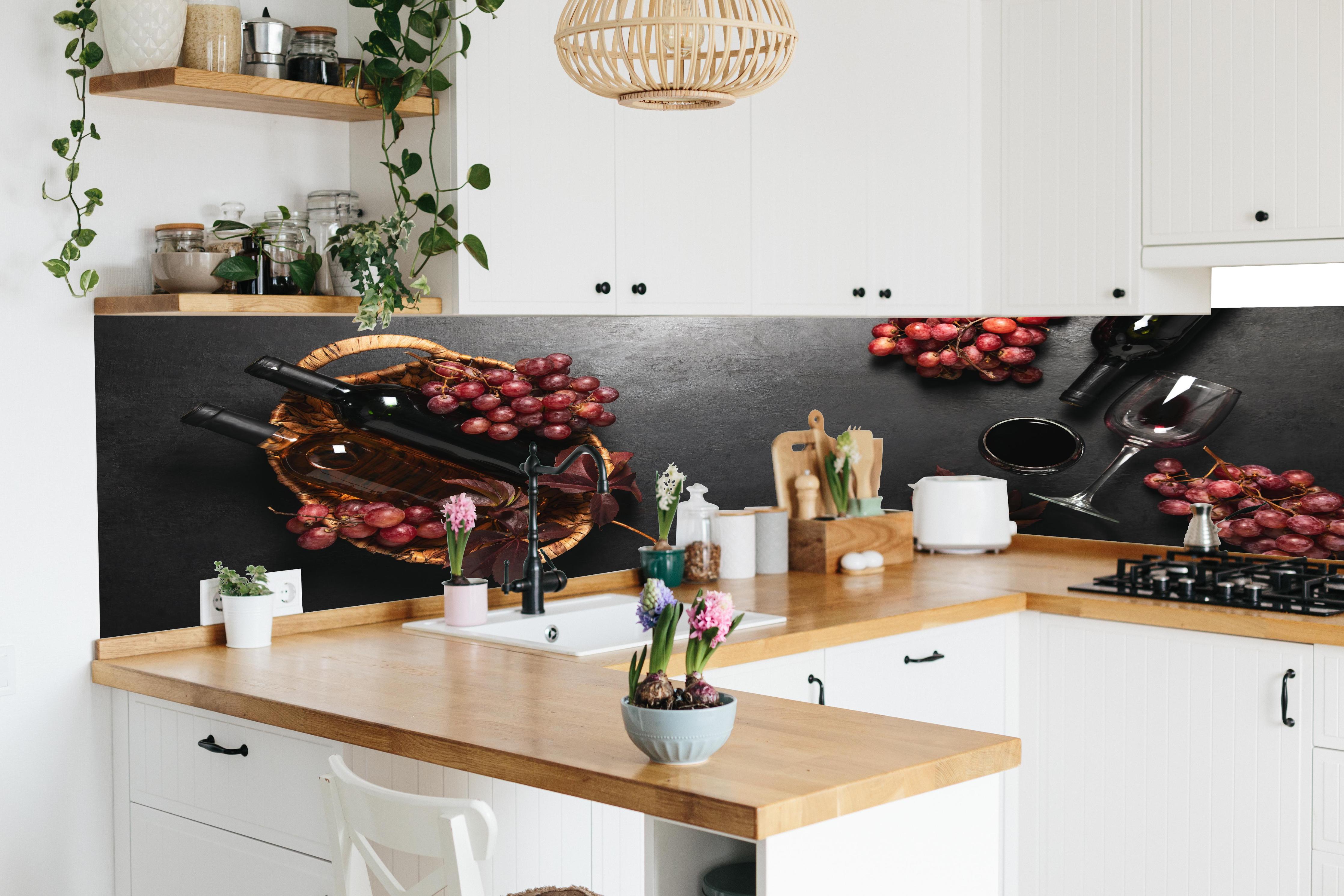 Küche - Rotwein-Stillleben auf Schwarz in lebendiger Küche mit bunten Blumen