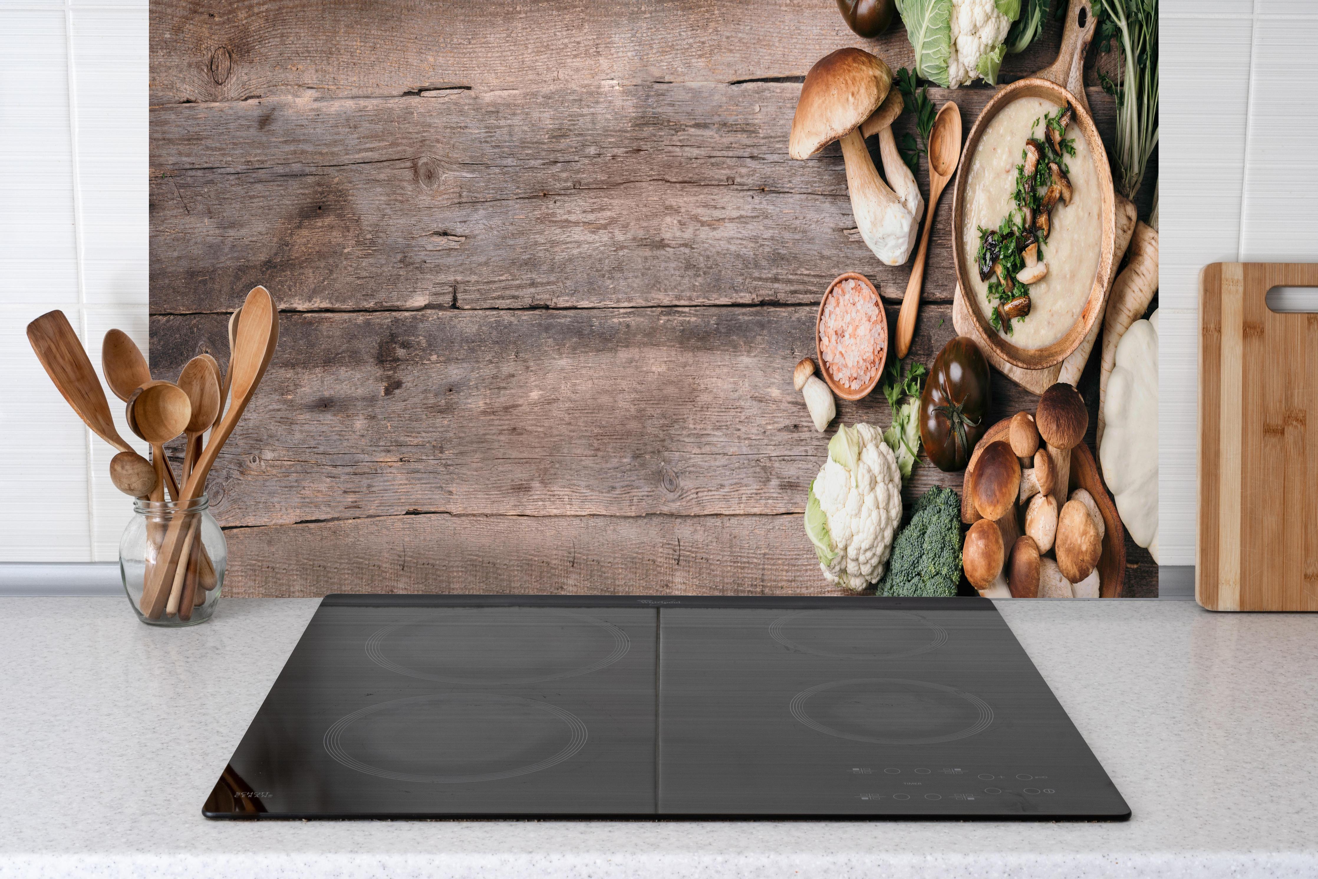 Küche - Rustikales Gemüse-Stillleben Braun-Grün hinter Cerankochfeld und Holz-Kochutensilien