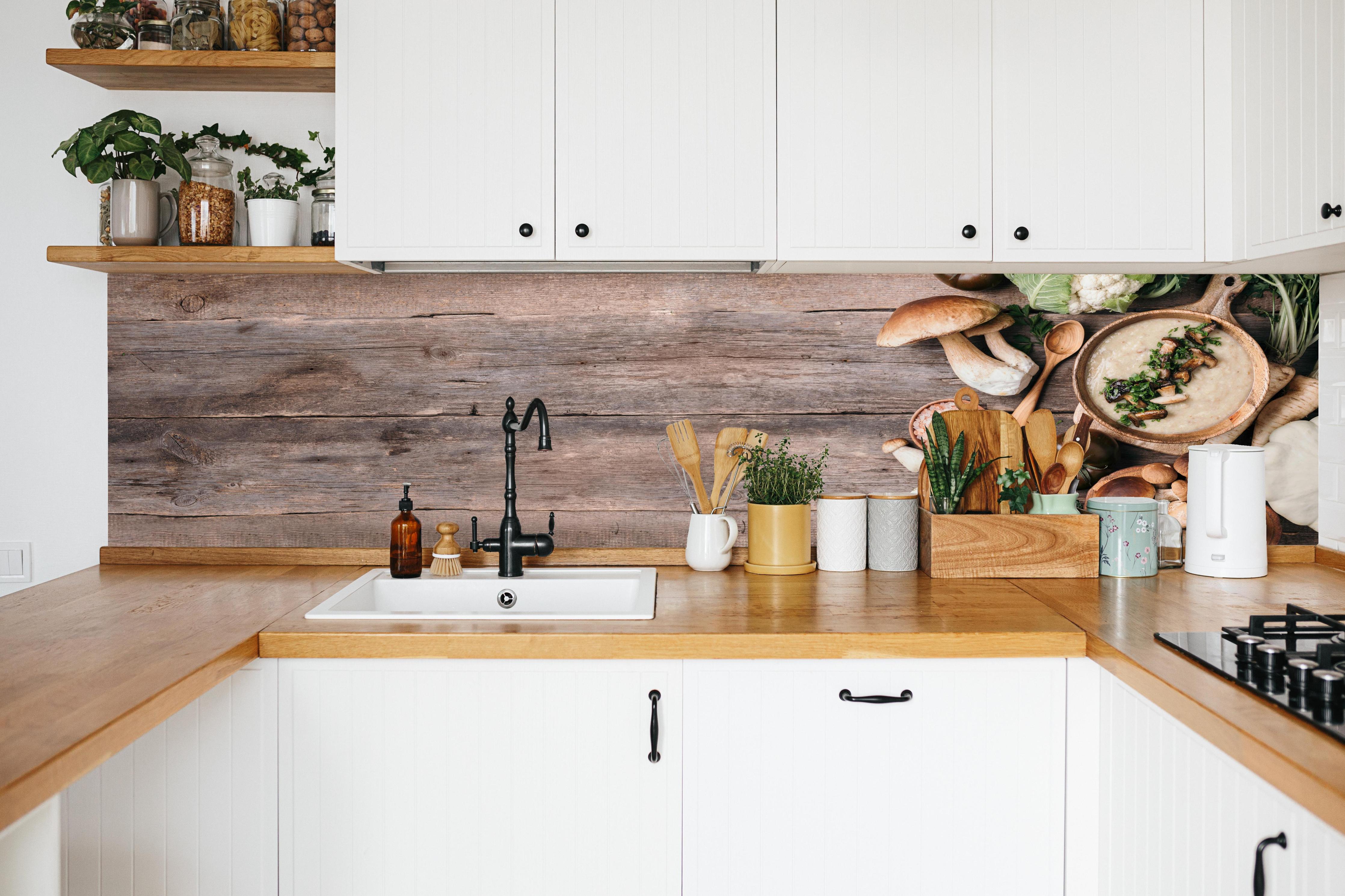 Küche - Rustikales Gemüse-Stillleben Braun-Grün in weißer Küche hinter Gewürzen und Kochlöffeln aus Holz