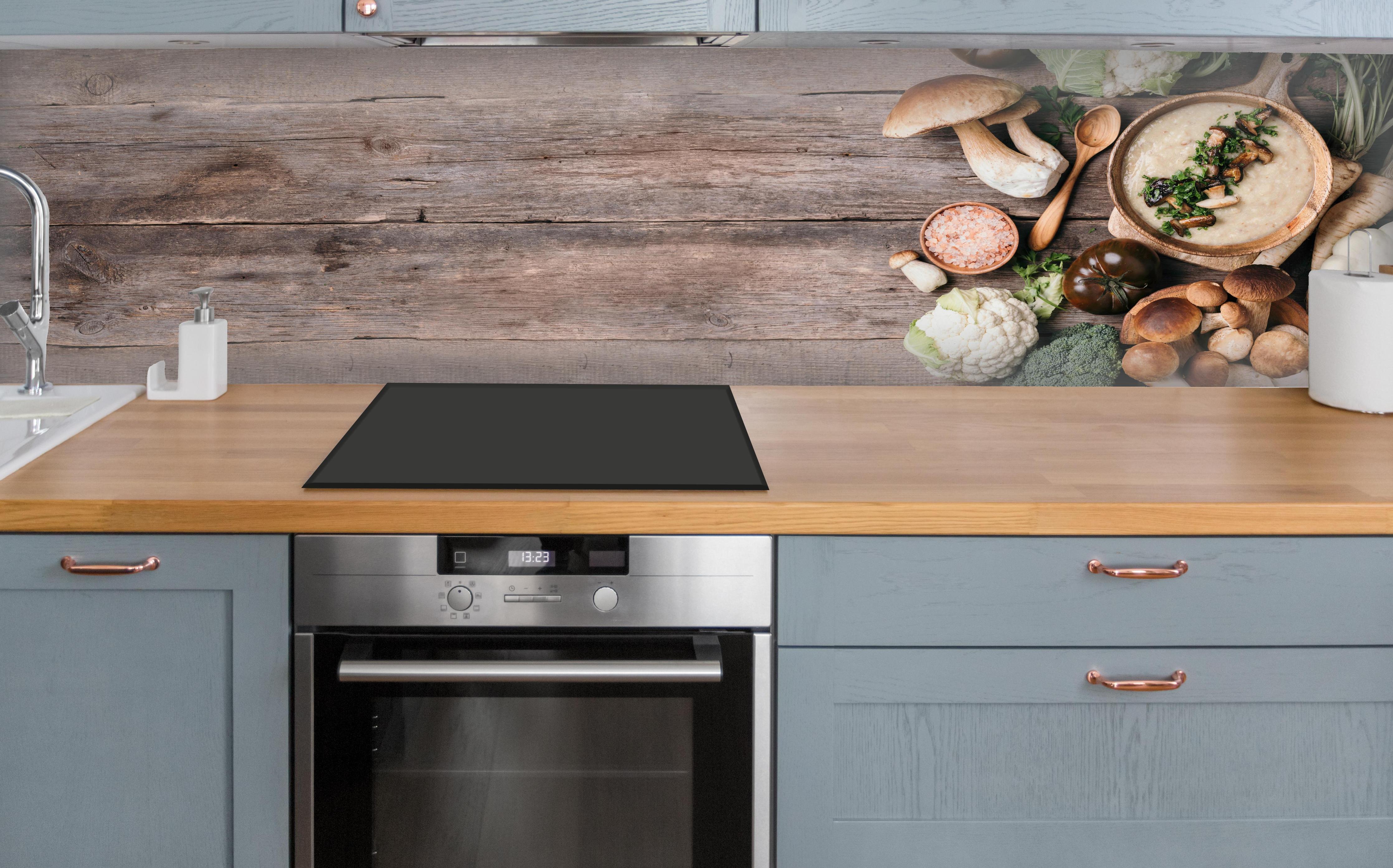 Küche - Rustikales Gemüse-Stillleben Braun-Grün über polierter Holzarbeitsplatte mit Cerankochfeld