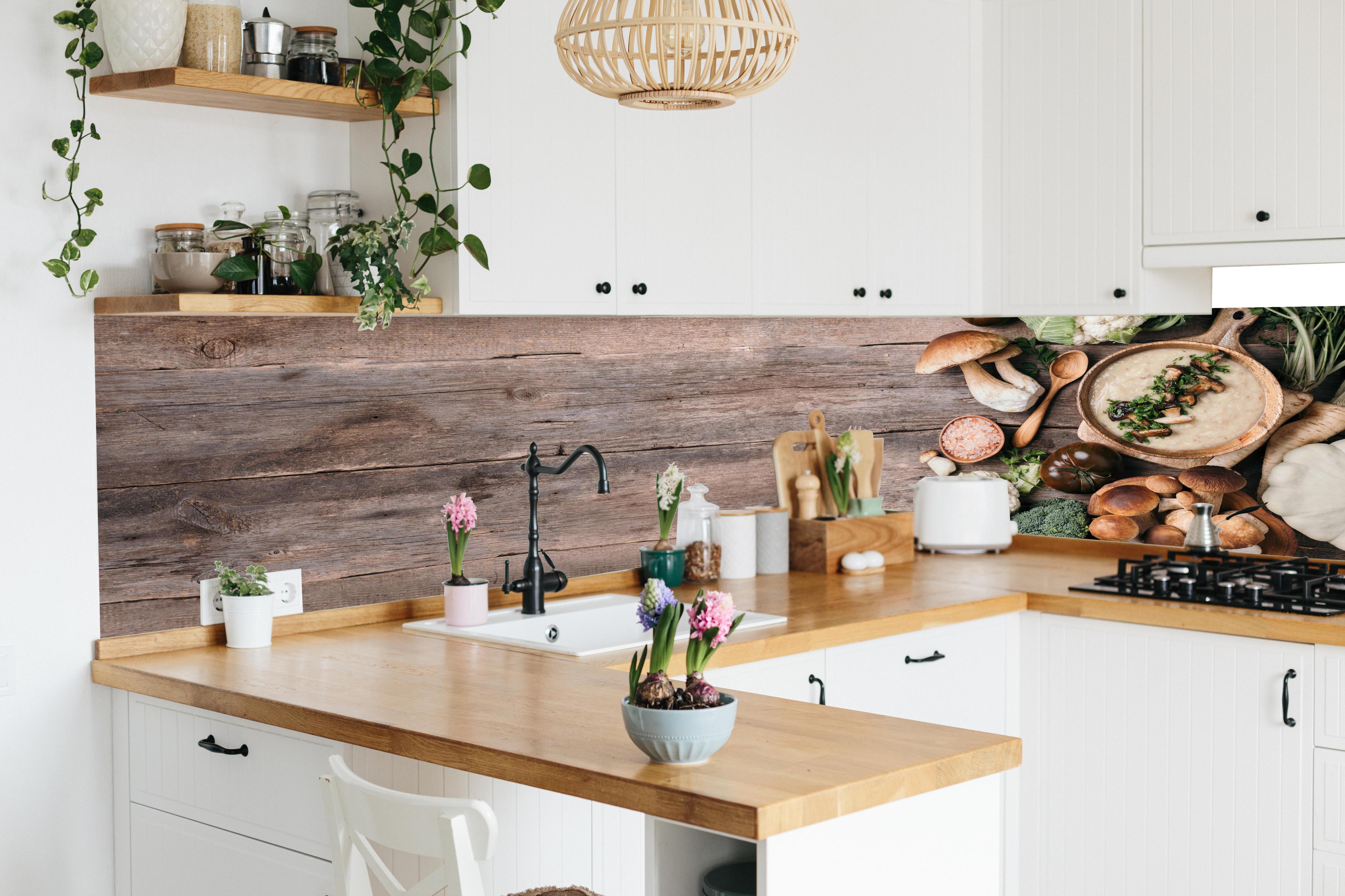 Küche - Rustikales Gemüse-Stillleben Braun-Grün in lebendiger Küche mit bunten Blumen