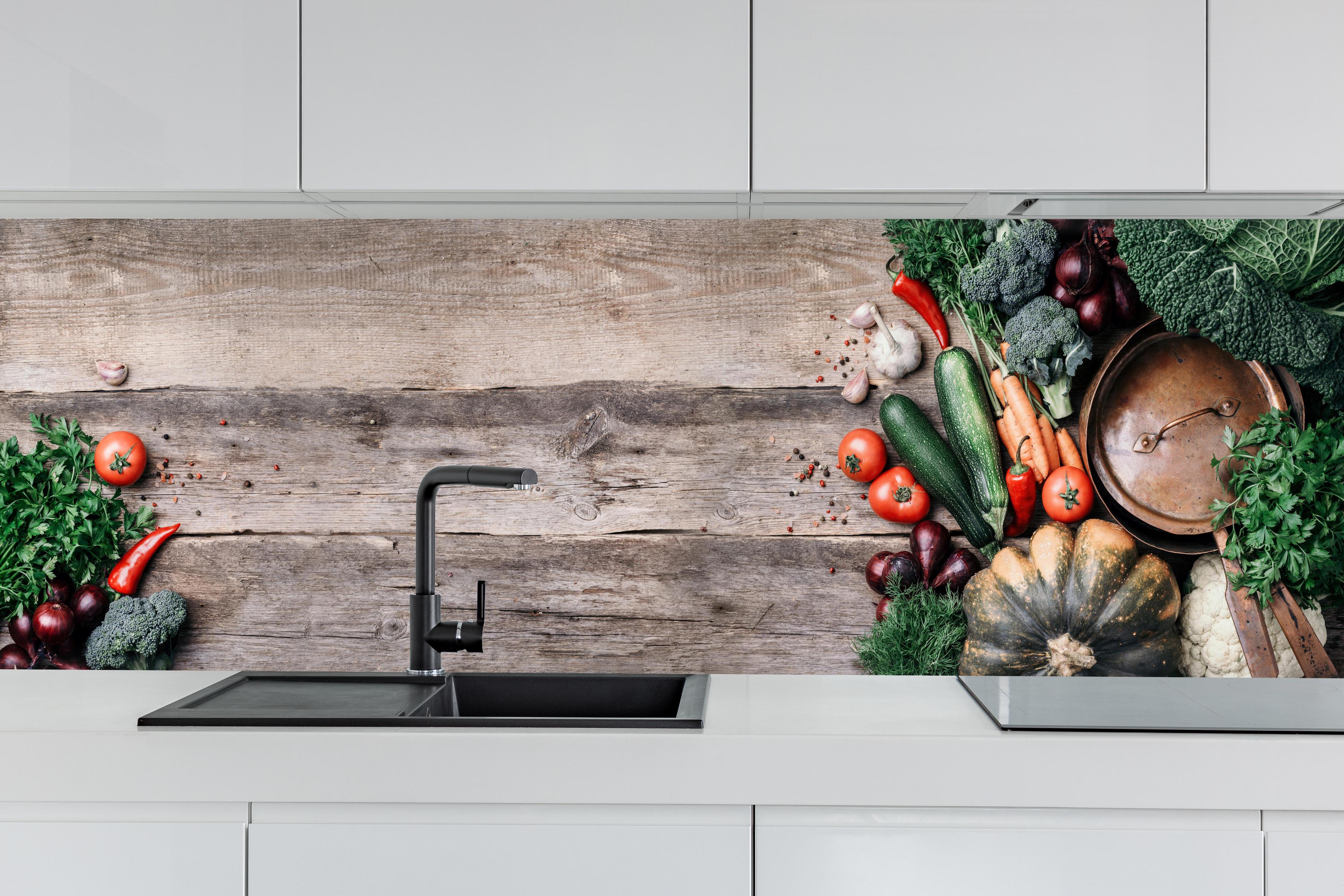 Küche - Rustikales Gemüse-Stillleben hinter weißen Hochglanz-Küchenregalen und schwarzem Wasserhahn