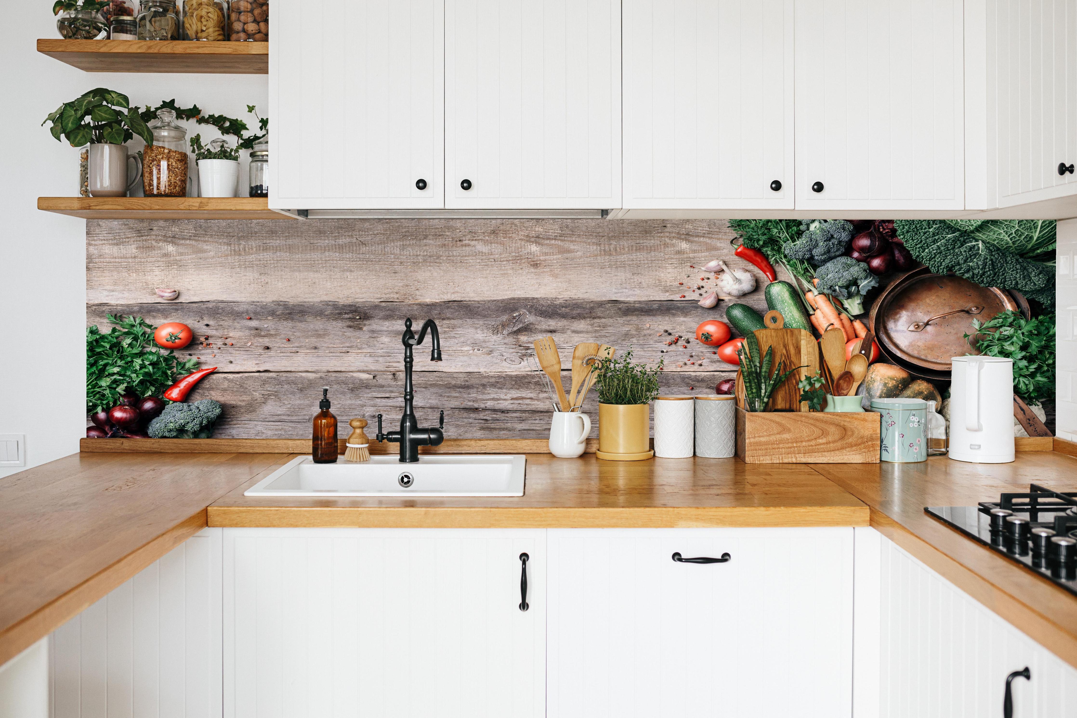 Küche - Rustikales Gemüse-Stillleben in weißer Küche hinter Gewürzen und Kochlöffeln aus Holz