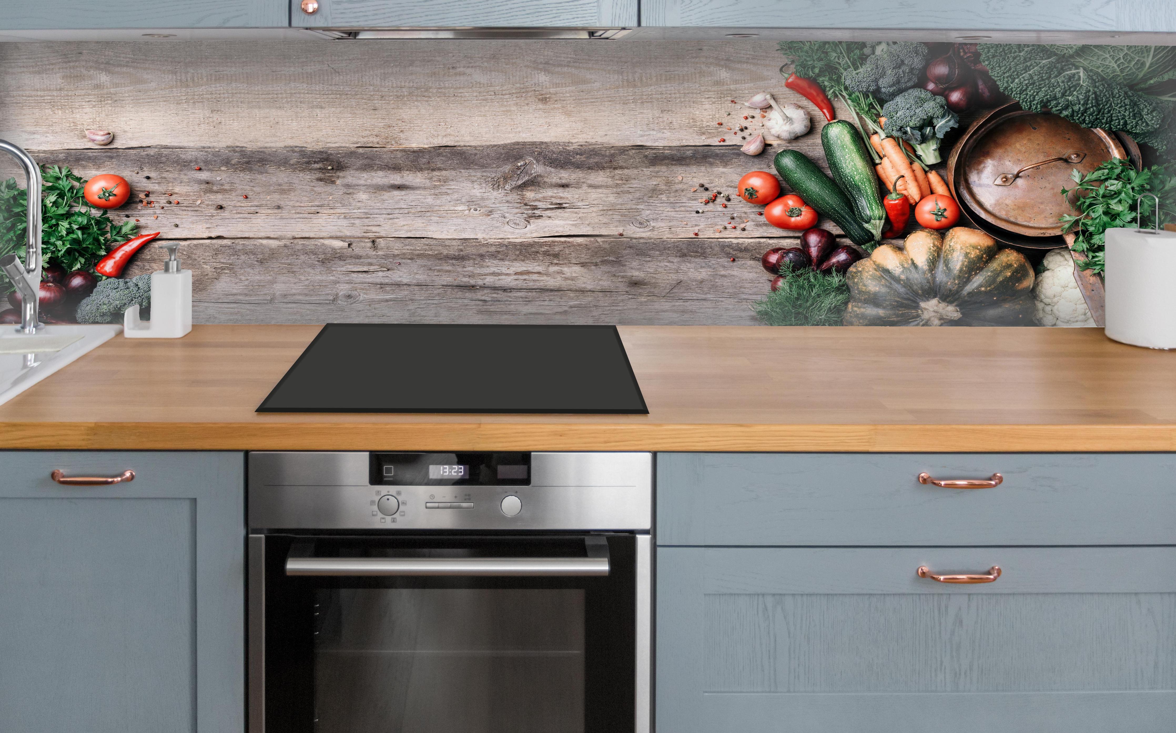 Küche - Rustikales Gemüse-Stillleben über polierter Holzarbeitsplatte mit Cerankochfeld