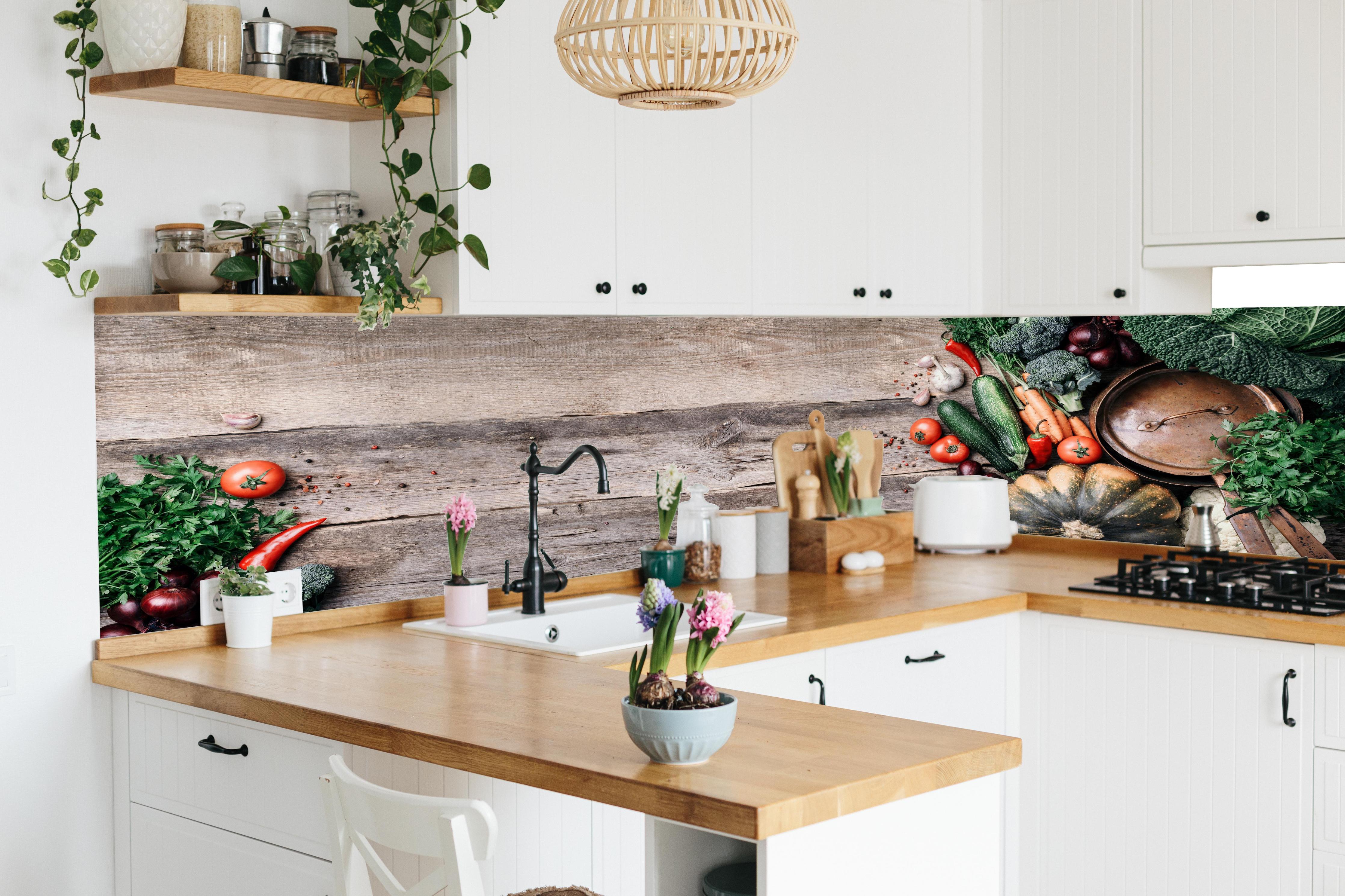 Küche - Rustikales Gemüse-Stillleben in lebendiger Küche mit bunten Blumen