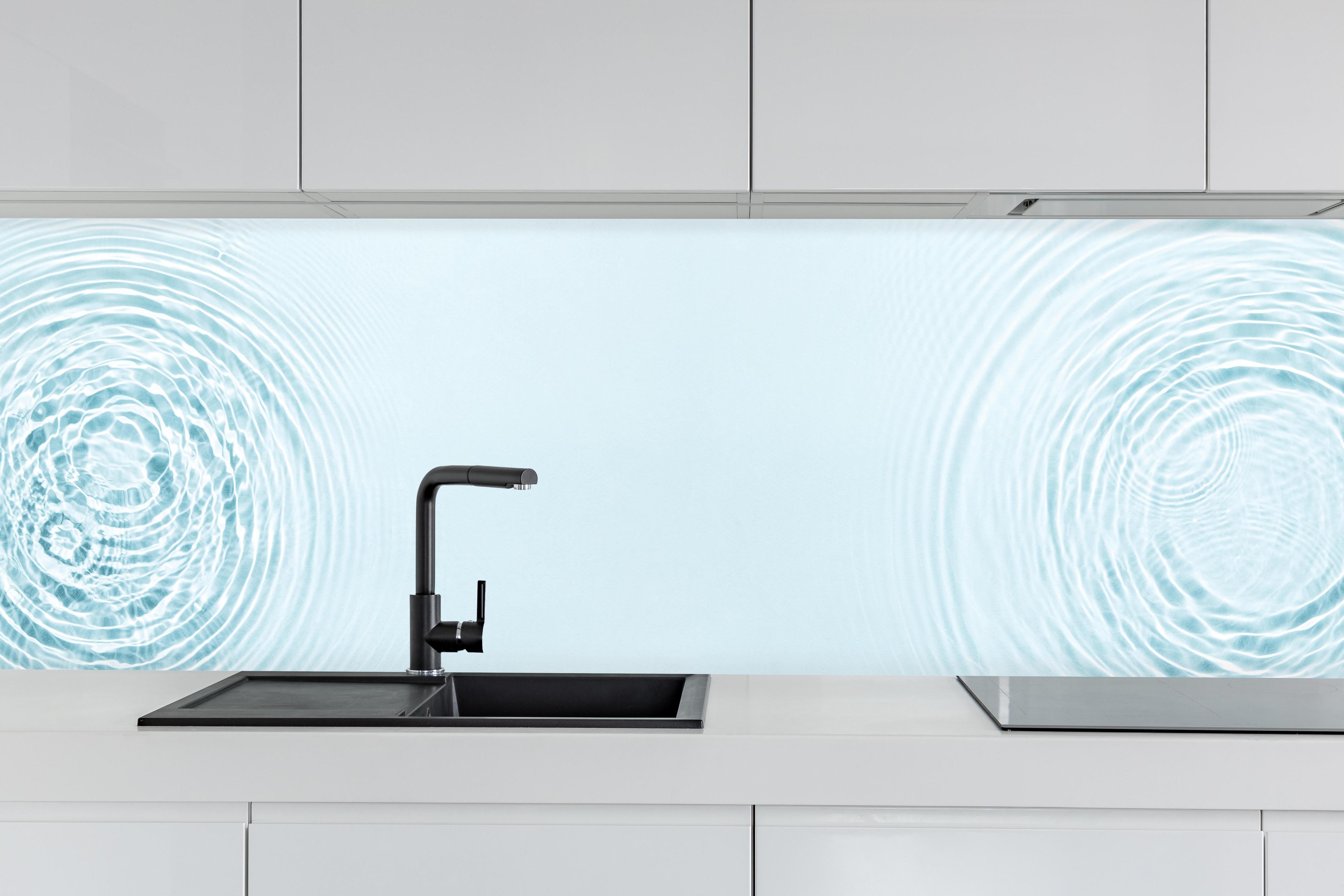 Küche - Sanfte blaue Wellenringe hinter weißen Hochglanz-Küchenregalen und schwarzem Wasserhahn