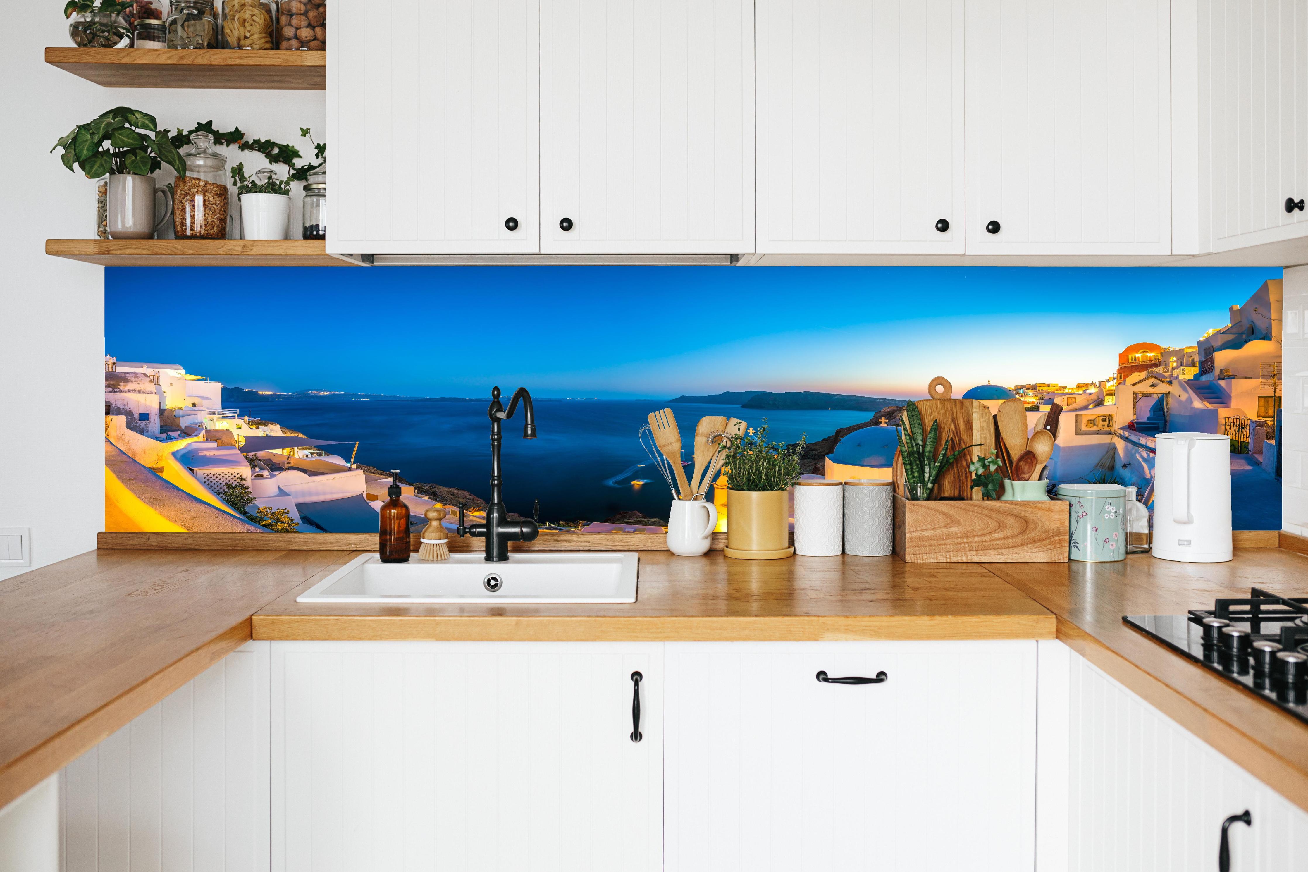 Küche - Santorini Blau-Weiß Panorama in weißer Küche hinter Gewürzen und Kochlöffeln aus Holz