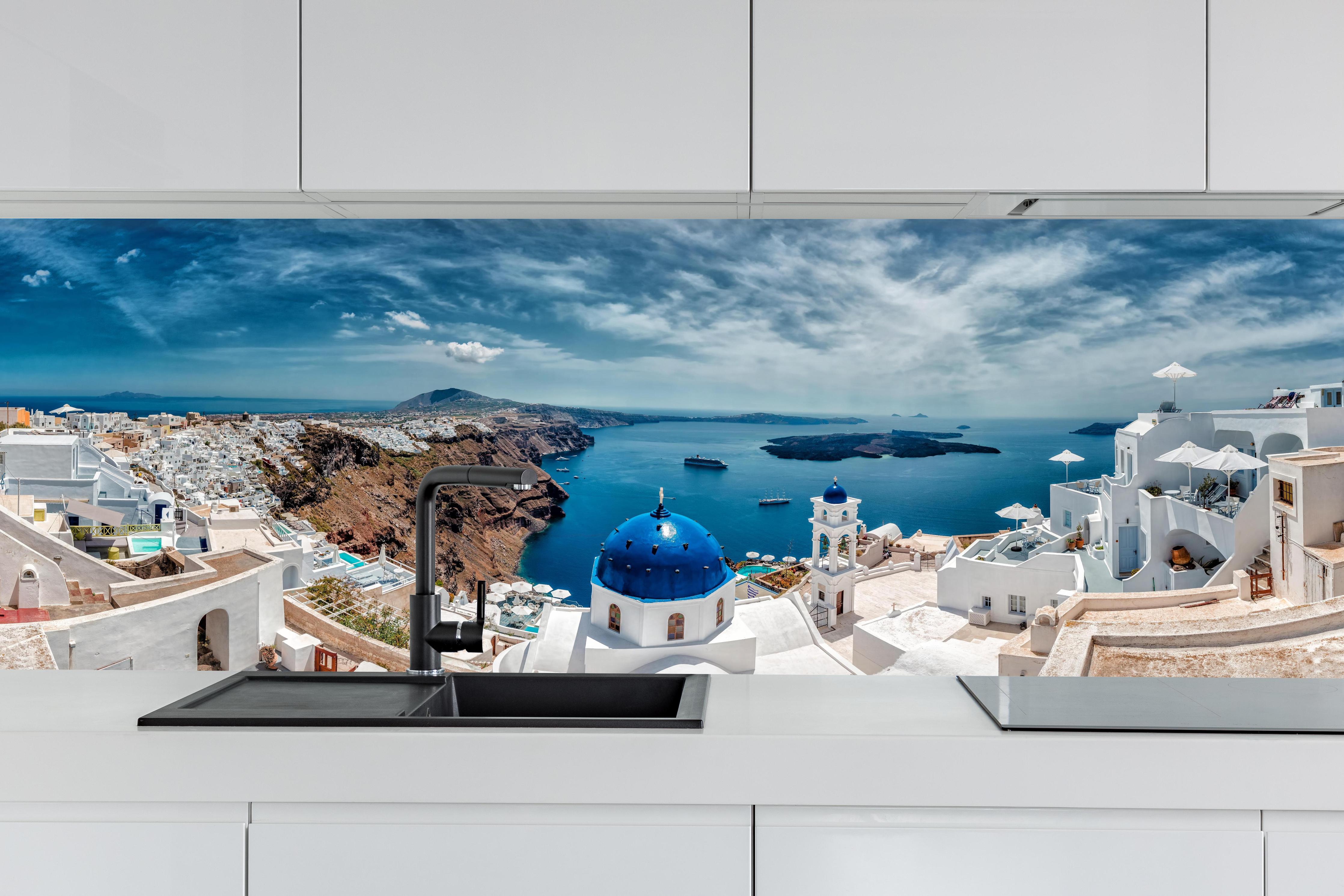 Küche - Santorini Blau-Weiß Panoramablick hinter weißen Hochglanz-Küchenregalen und schwarzem Wasserhahn