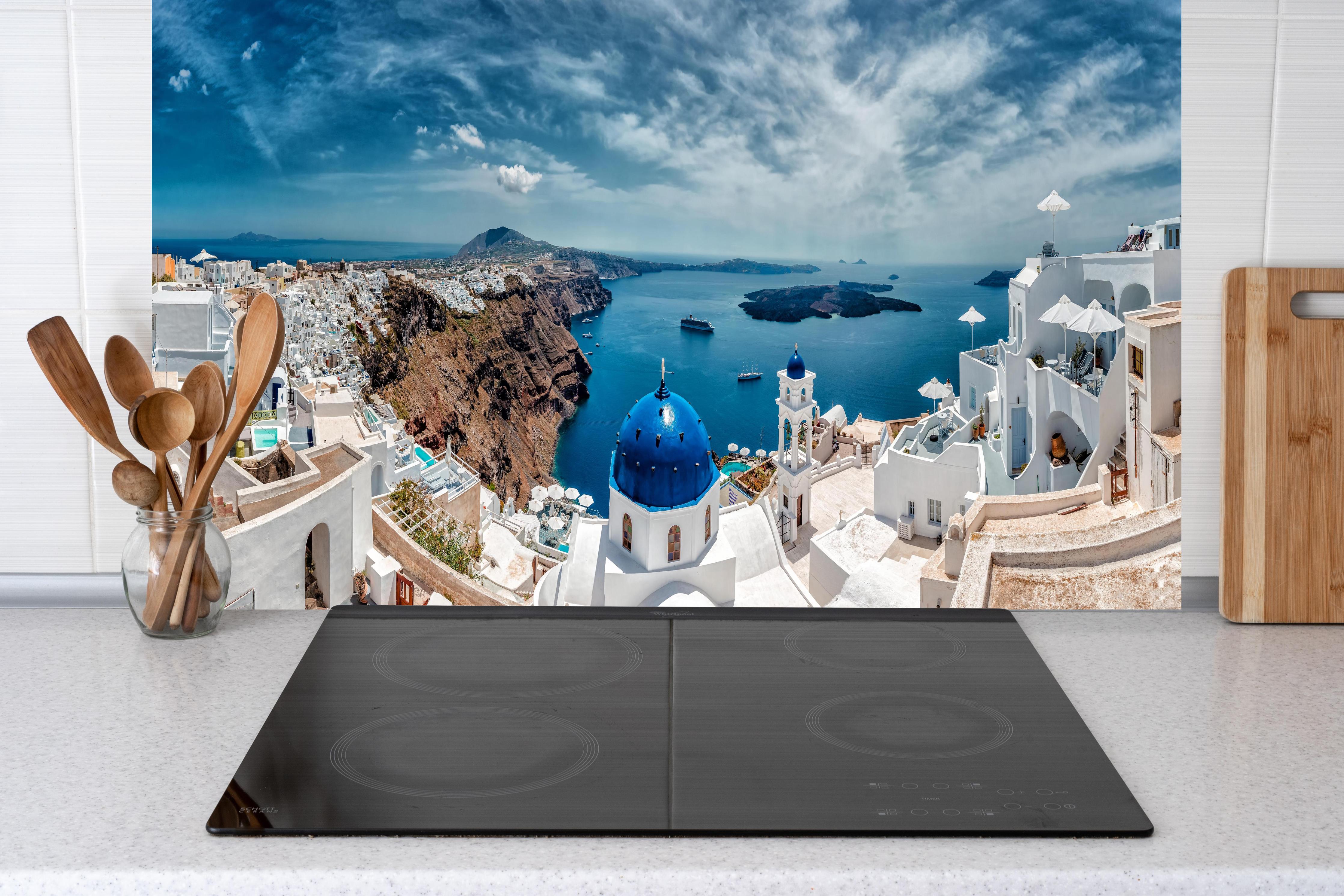 Küche - Santorini Blau-Weiß Panoramablick hinter Cerankochfeld und Holz-Kochutensilien
