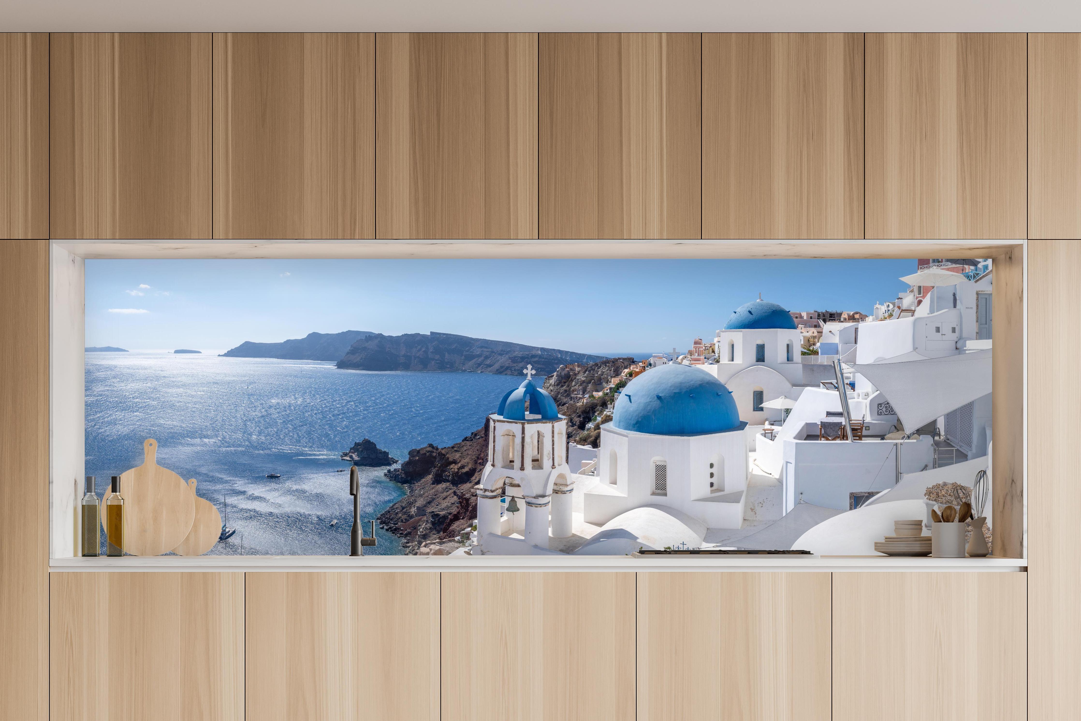 Küche - Santorini Blau-Weiß Skyline in charakteristischer Vollholz-Küche mit modernem Gasherd