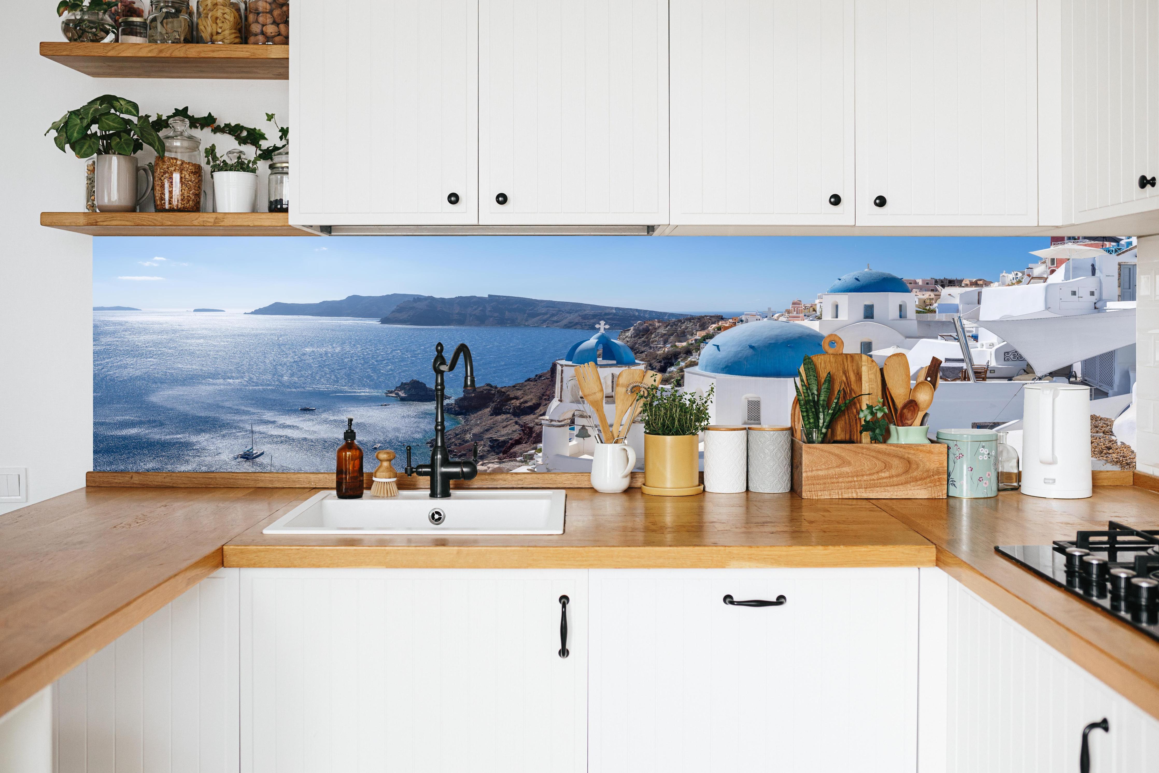 Küche - Santorini Blau-Weiß Skyline in weißer Küche hinter Gewürzen und Kochlöffeln aus Holz