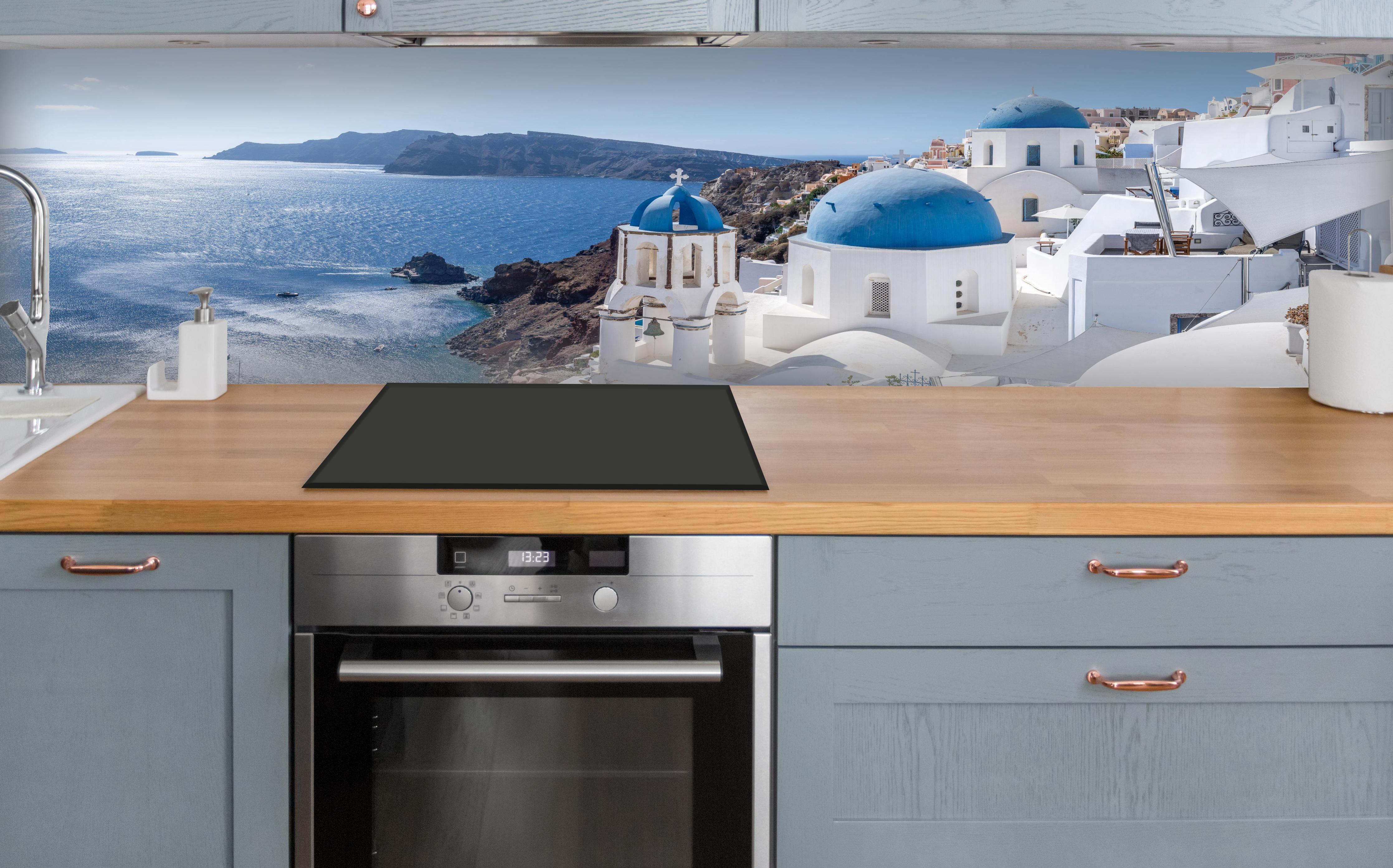Küche - Santorini Blau-Weiß Skyline über polierter Holzarbeitsplatte mit Cerankochfeld