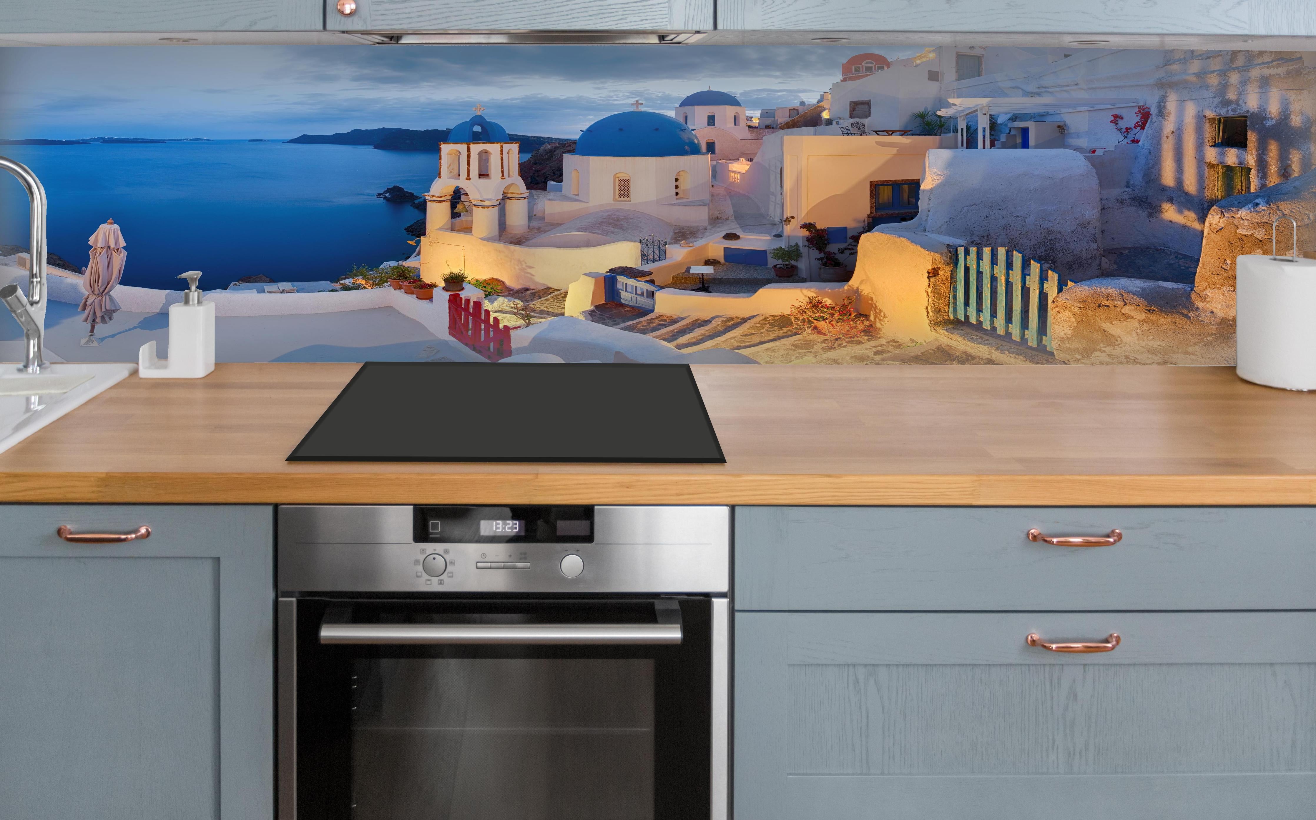 Küche - Santorini Skyline in Blau und Weiß über polierter Holzarbeitsplatte mit Cerankochfeld