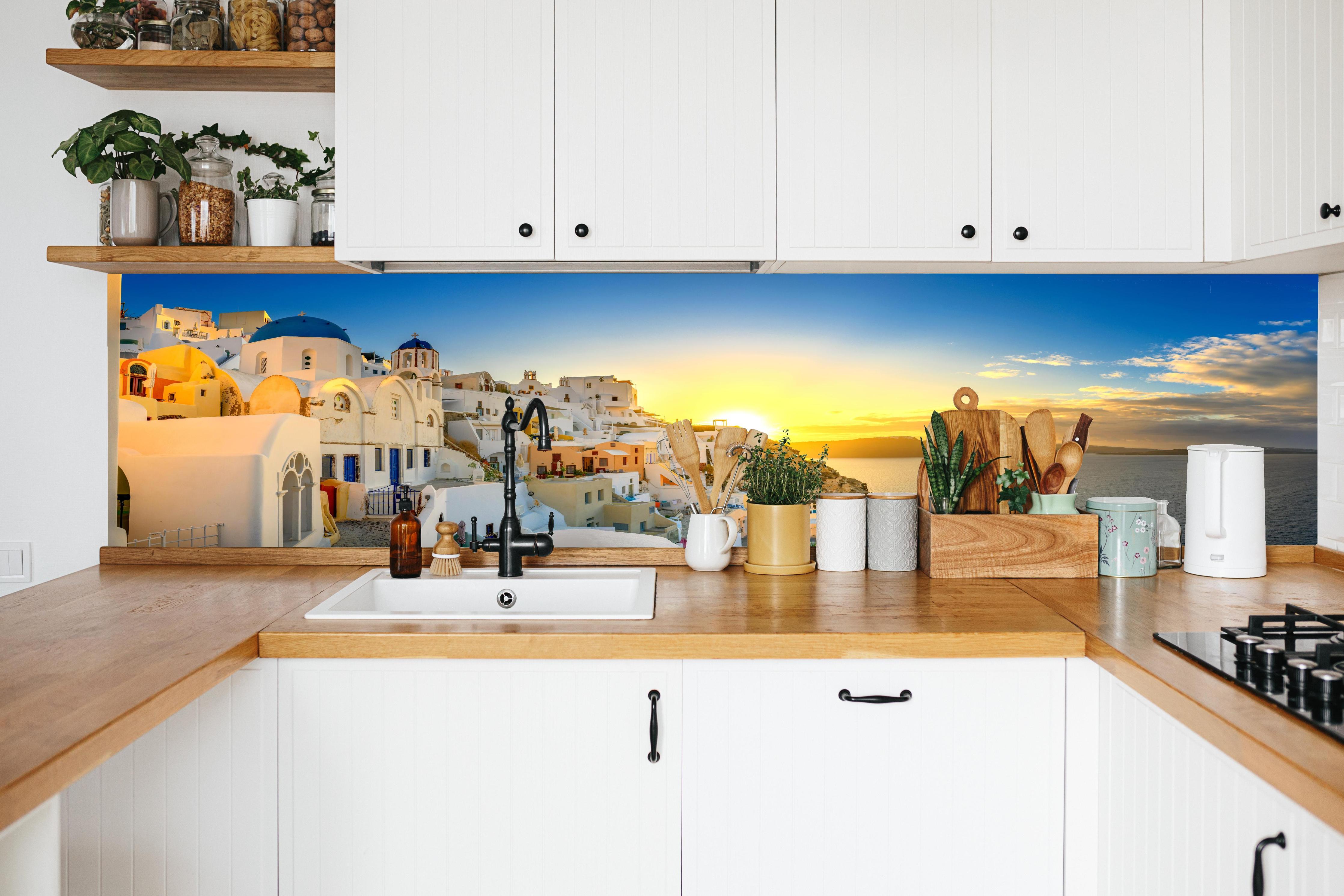 Küche - Santorini Sonnenuntergang Skyline in weißer Küche hinter Gewürzen und Kochlöffeln aus Holz