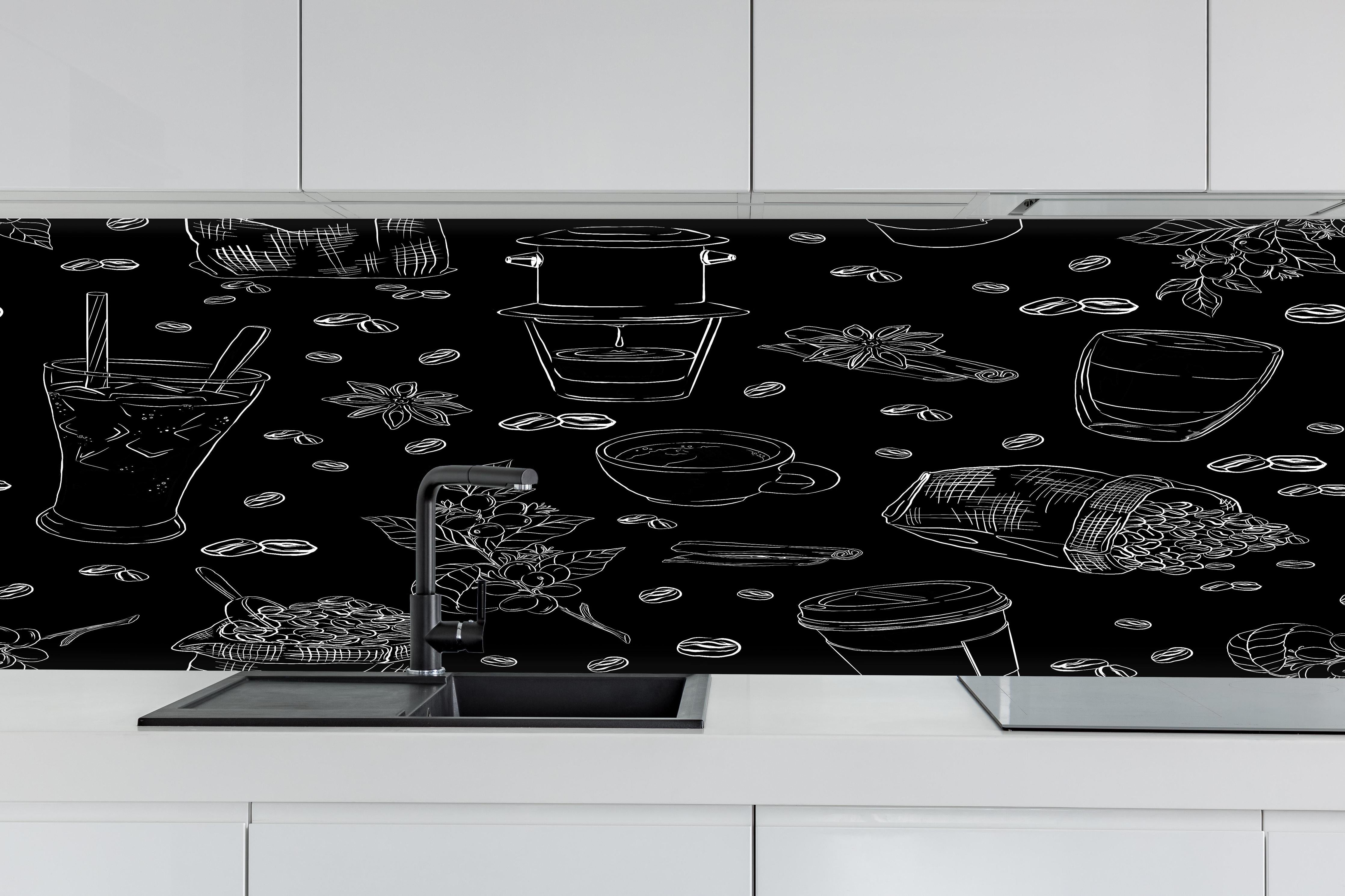 Küche - Schwarz-Weiß Kaffee-Gewürze hinter weißen Hochglanz-Küchenregalen und schwarzem Wasserhahn