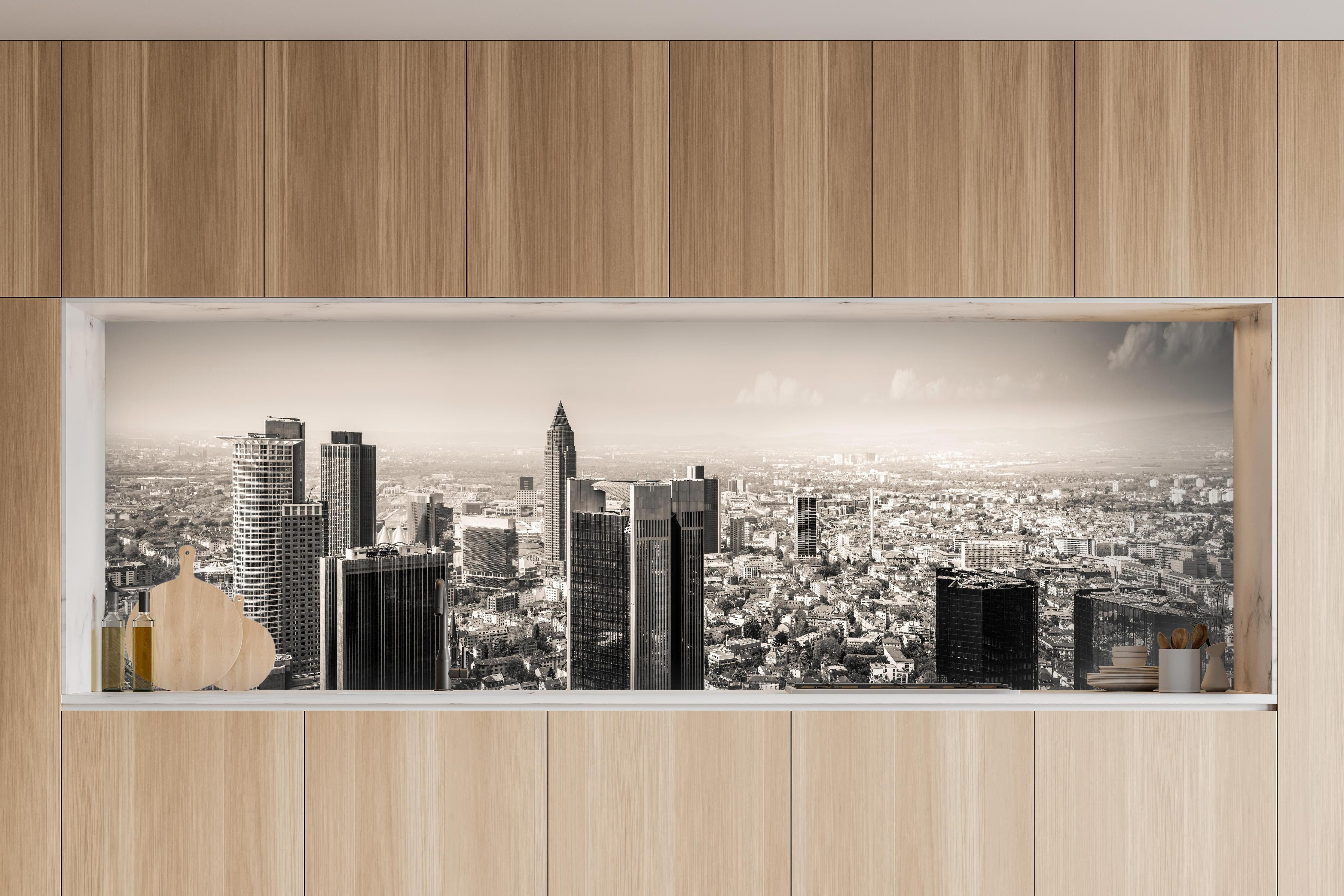 Küche - Schwarz-Weiß Skyline Panorama in charakteristischer Vollholz-Küche mit modernem Gasherd