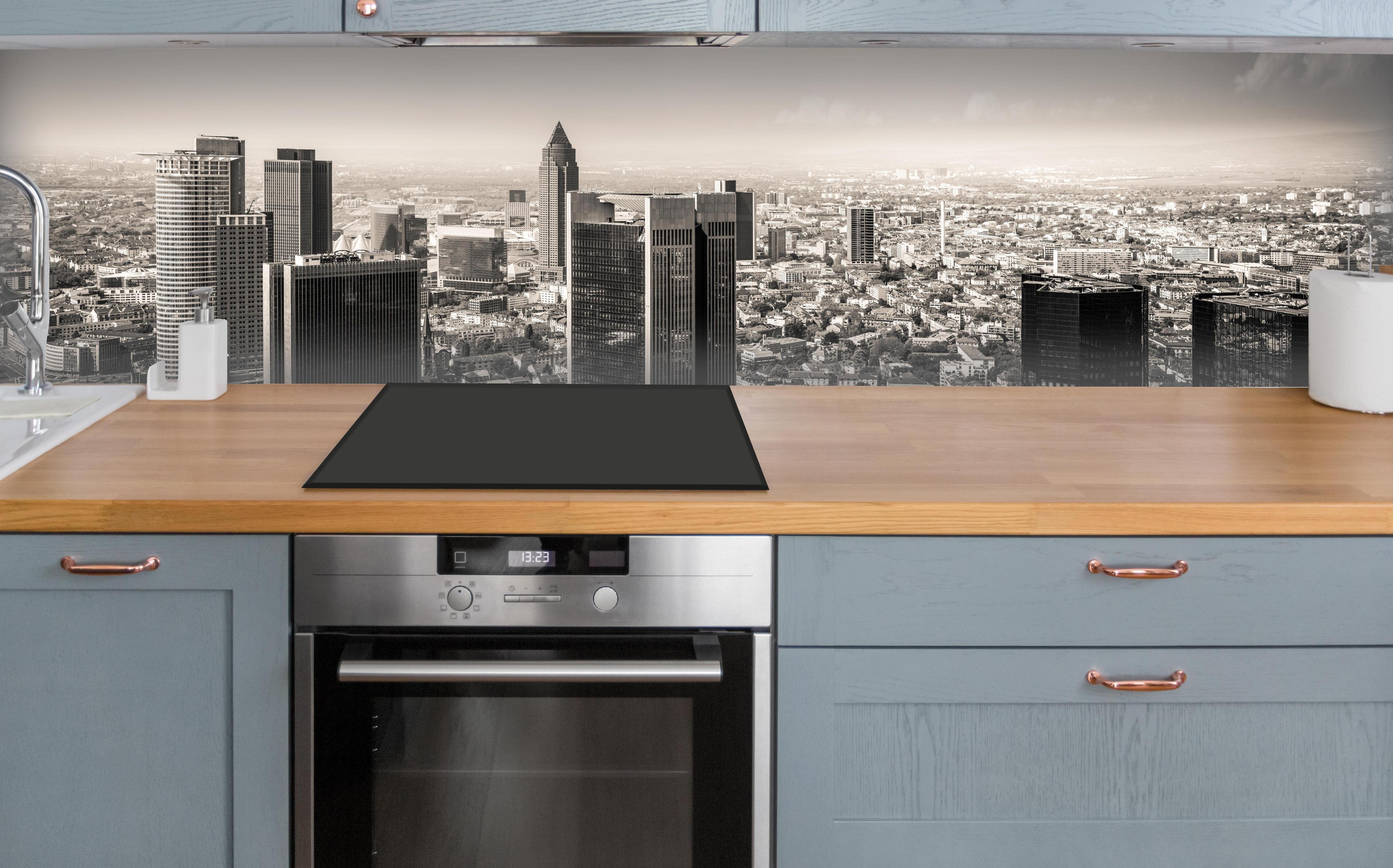 Küche - Schwarz-Weiß Skyline Panorama über polierter Holzarbeitsplatte mit Cerankochfeld