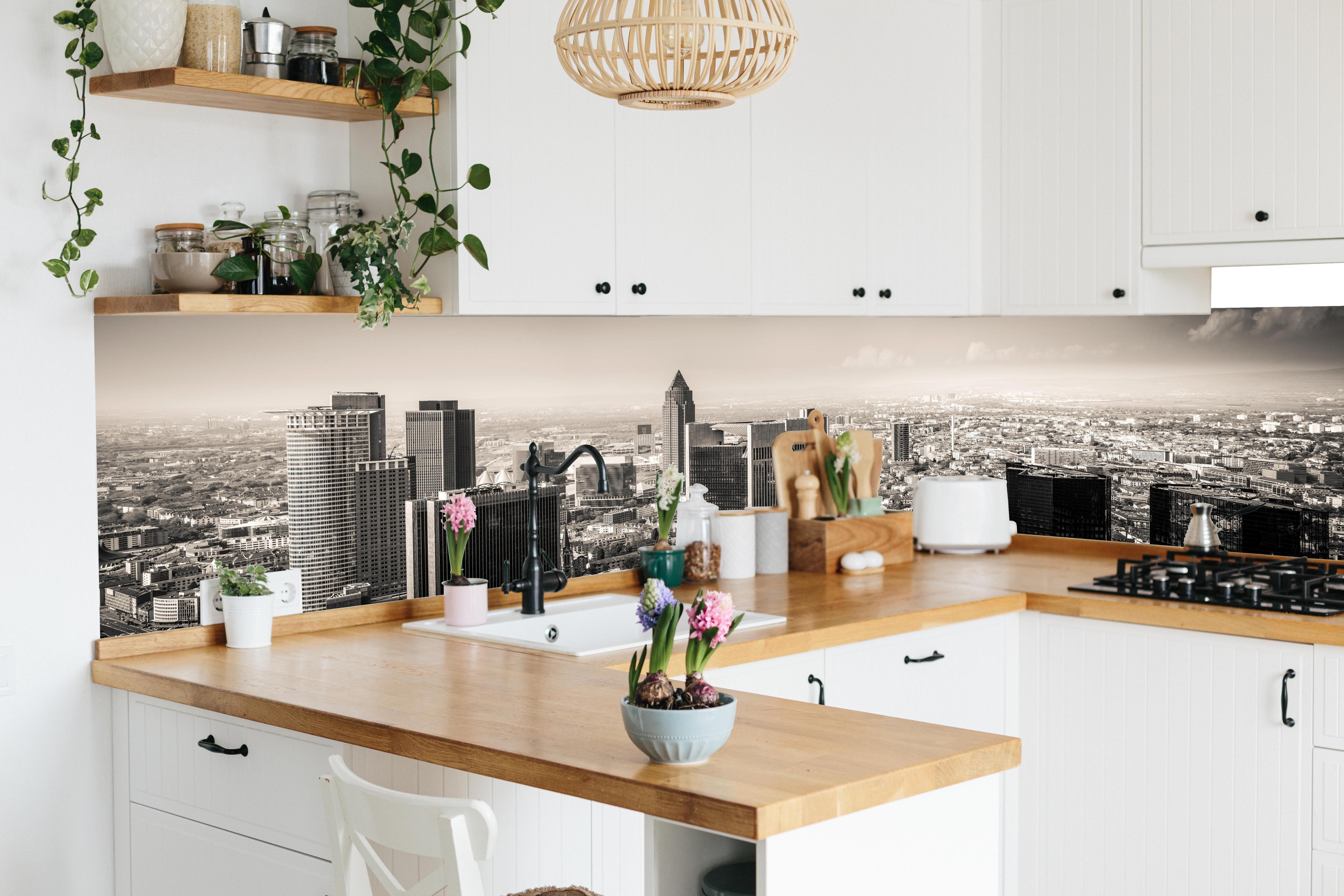 Küche - Schwarz-Weiß Skyline Panorama in lebendiger Küche mit bunten Blumen