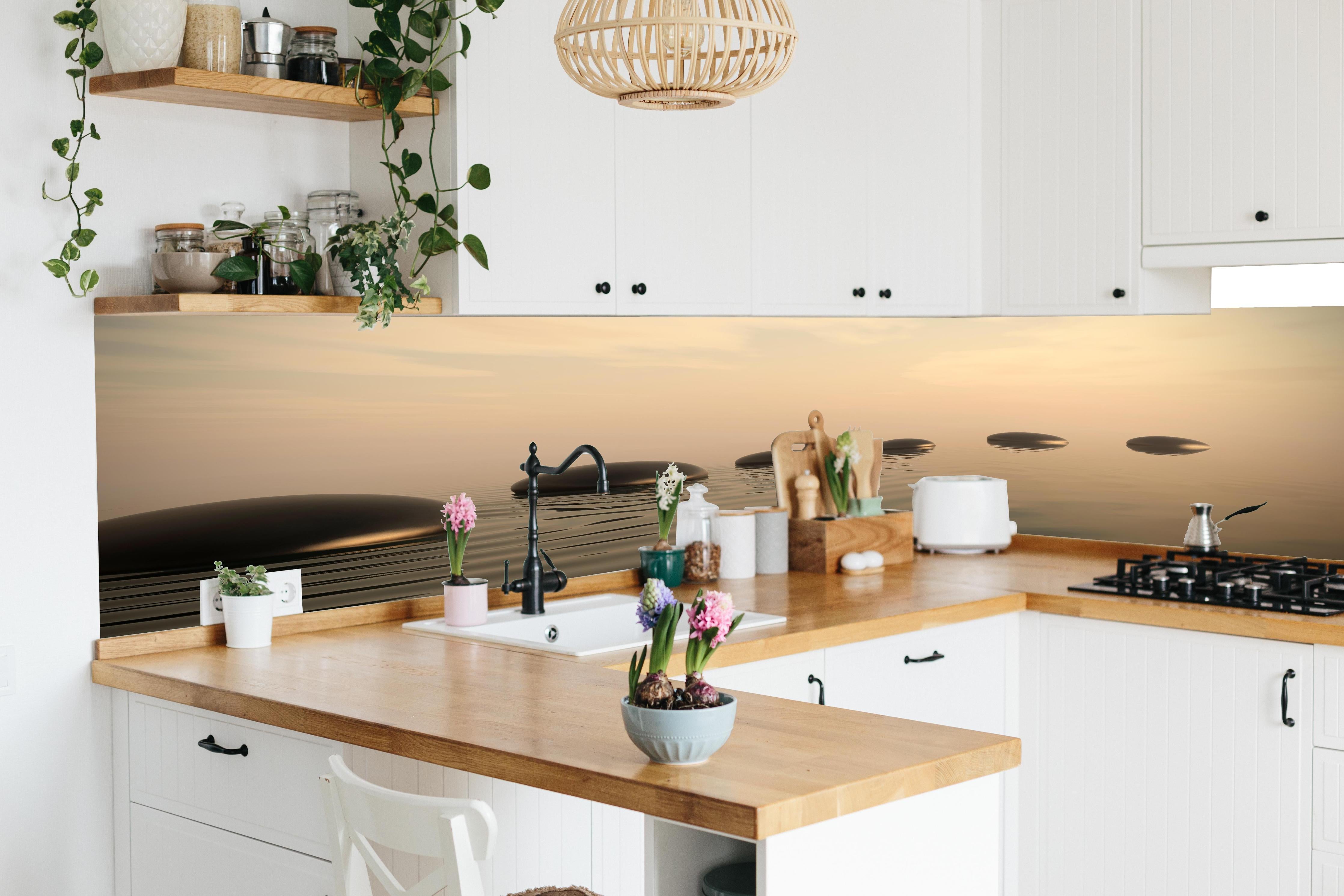 Küche - Schwarze Zen-Steine auf ruhigem Beige in lebendiger Küche mit bunten Blumen