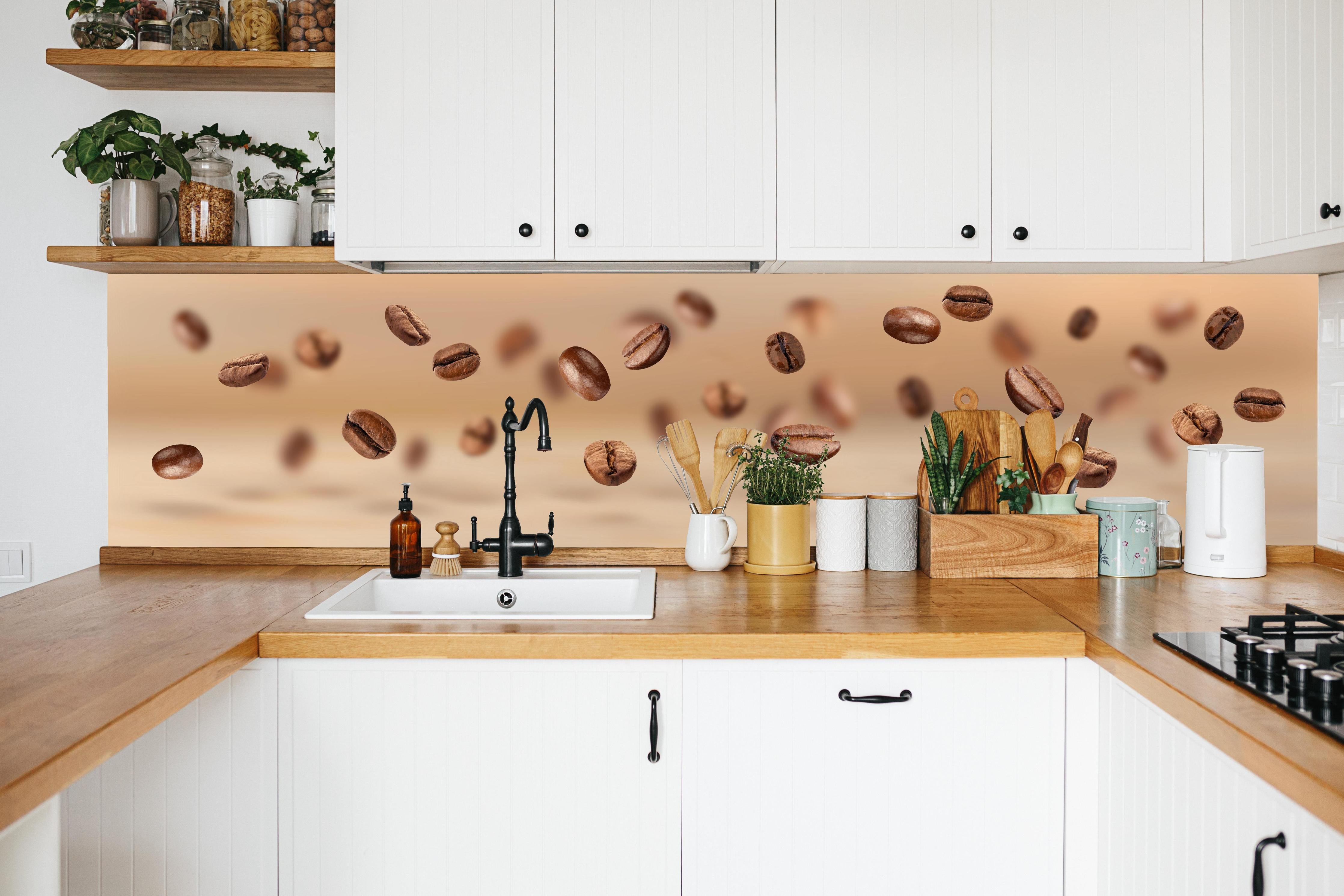 Küche - Schwebende Kaffeebohnen Braun-Beige in weißer Küche hinter Gewürzen und Kochlöffeln aus Holz
