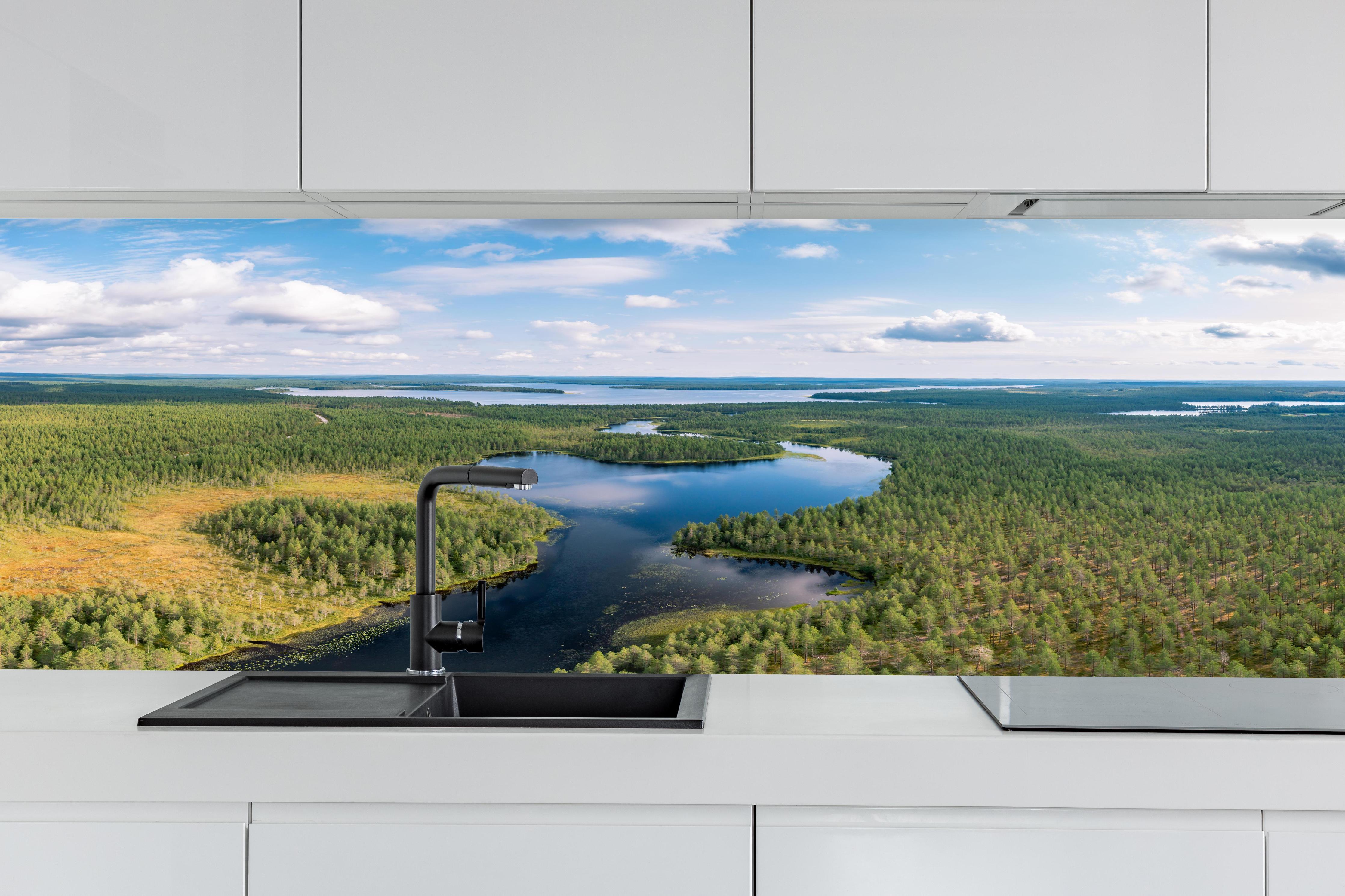 Küche - Schwedische Seenlandschaft Luftaufnahme hinter weißen Hochglanz-Küchenregalen und schwarzem Wasserhahn