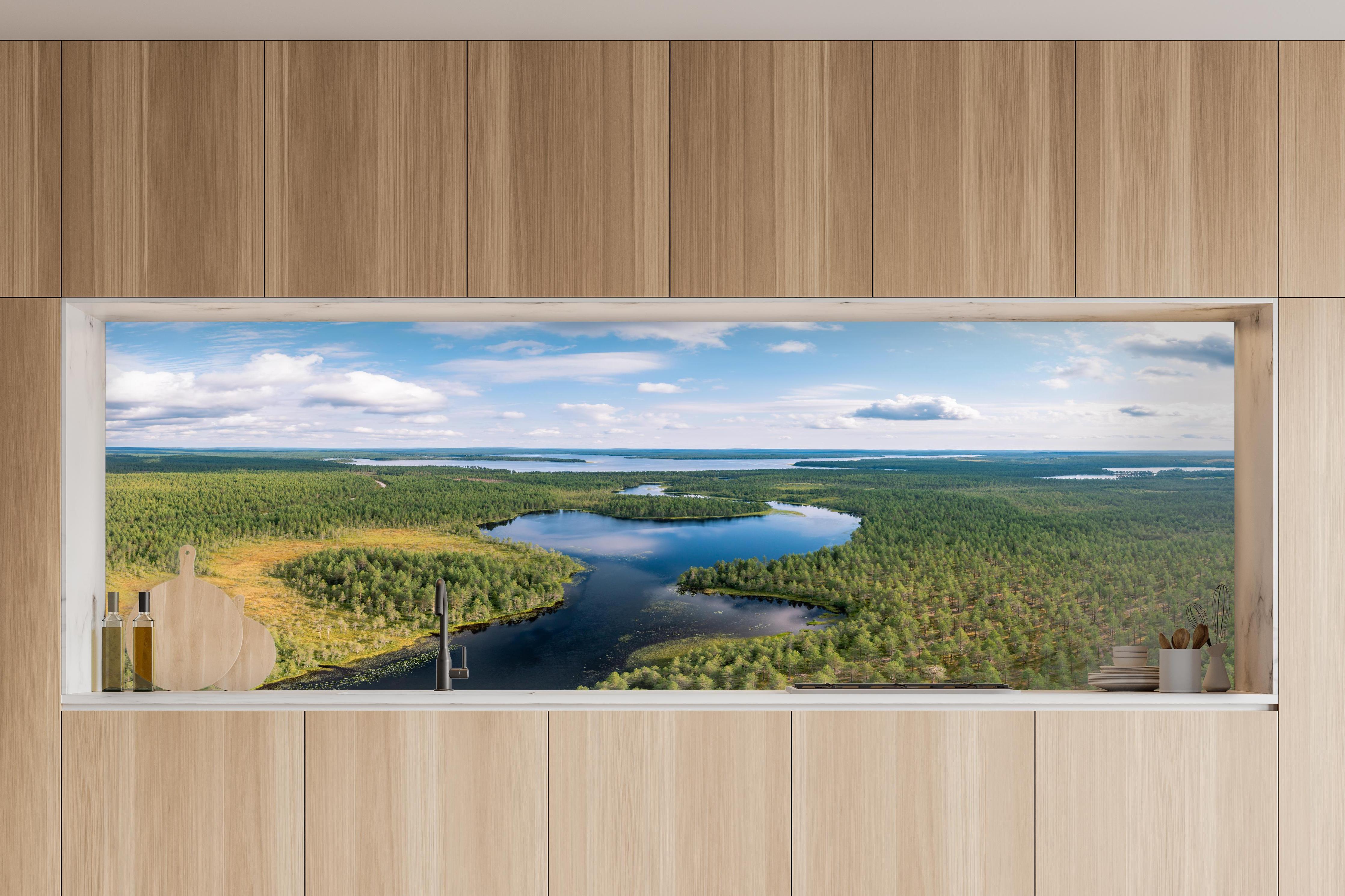 Küche - Schwedische Seenlandschaft Luftaufnahme in charakteristischer Vollholz-Küche mit modernem Gasherd