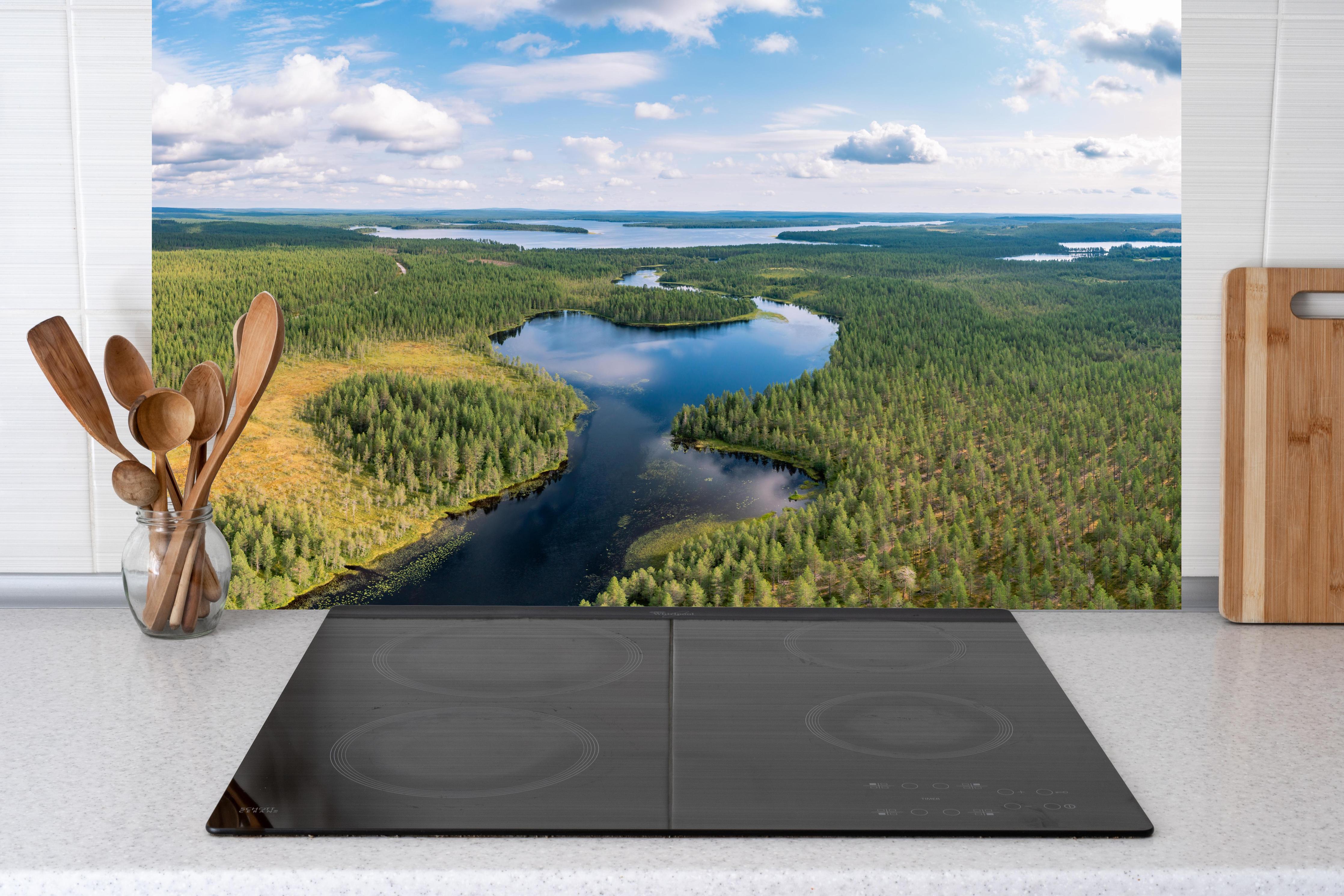 Küche - Schwedische Seenlandschaft Luftaufnahme hinter Cerankochfeld und Holz-Kochutensilien