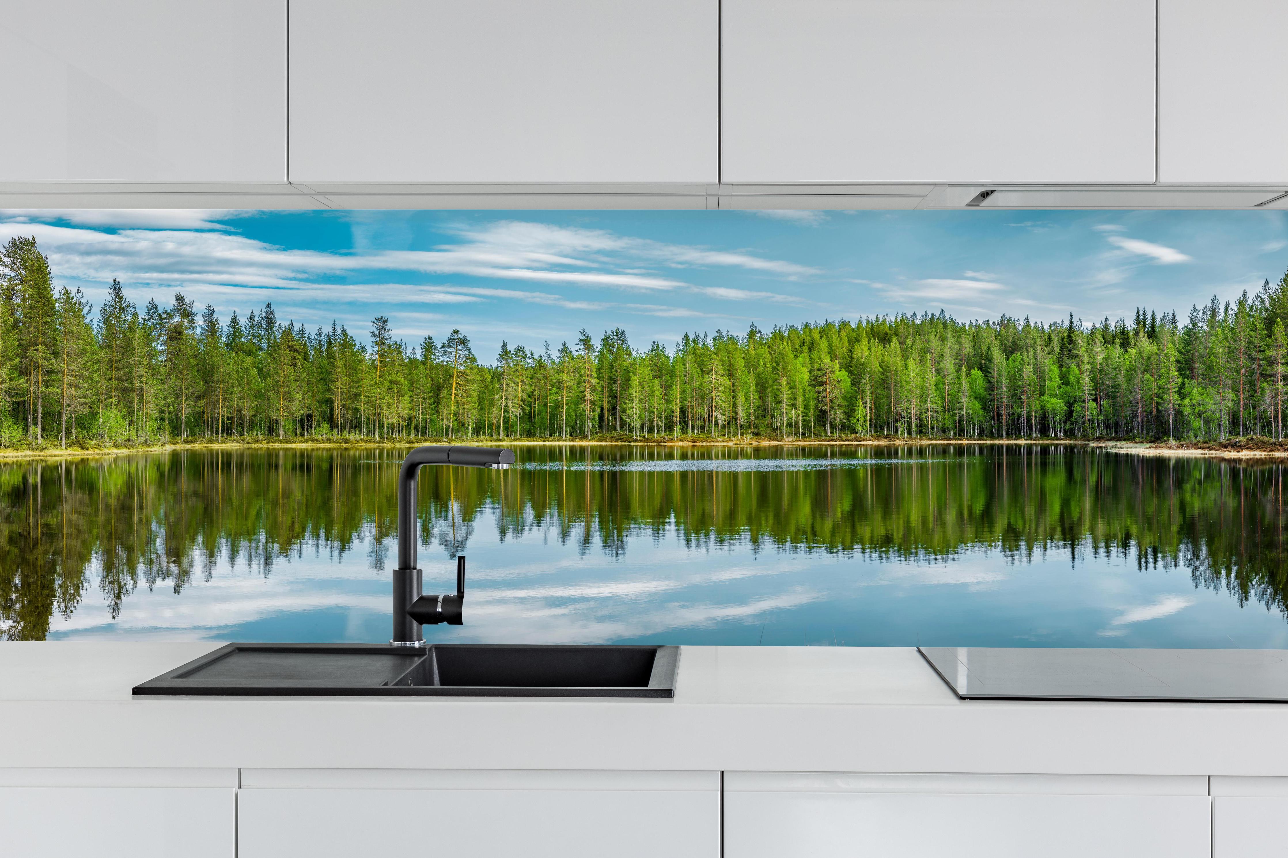 Küche - Schwedisches See-Panorama Grün-Blau hinter weißen Hochglanz-Küchenregalen und schwarzem Wasserhahn