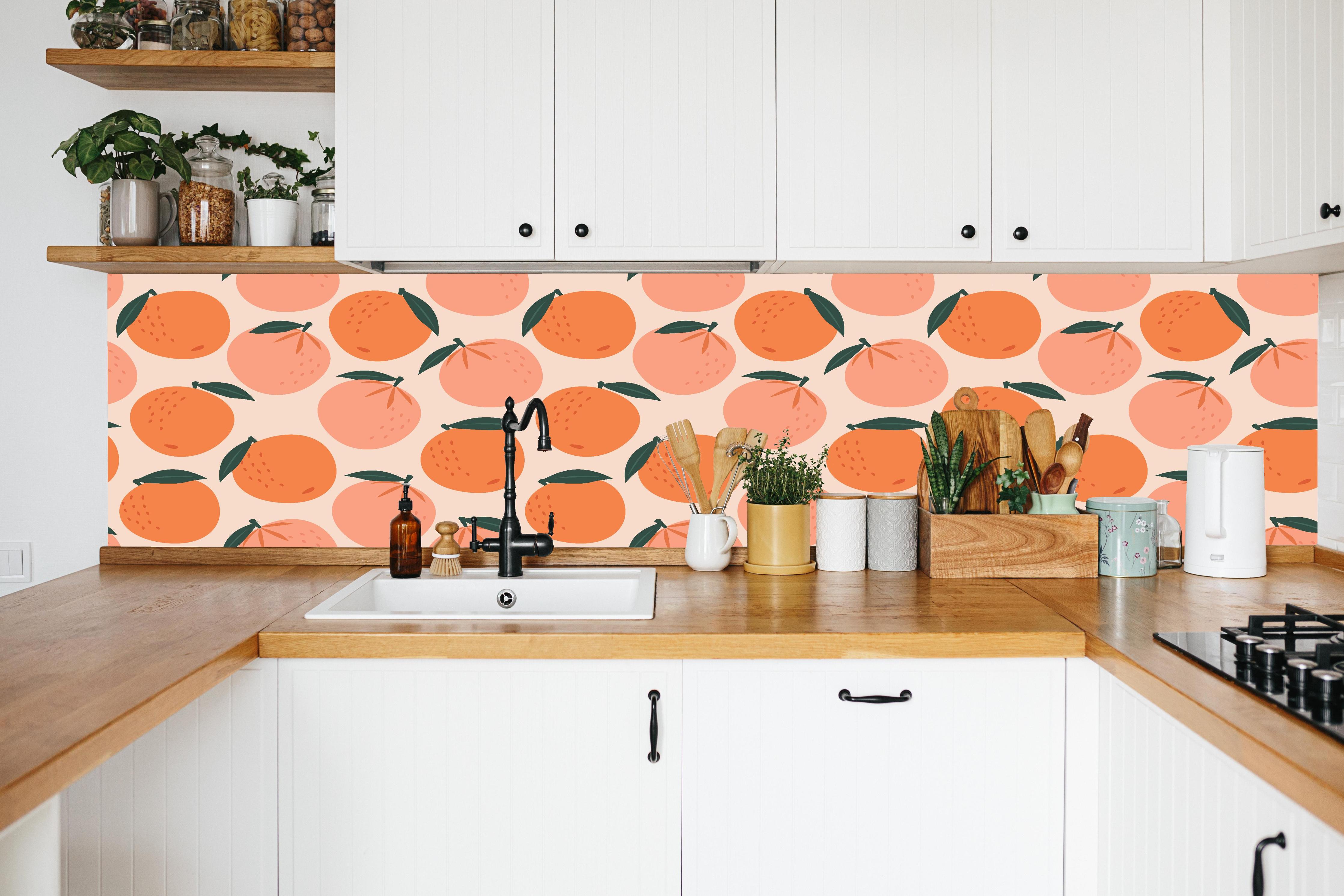 Küche - Sommerliches Orangenmuster in weißer Küche hinter Gewürzen und Kochlöffeln aus Holz
