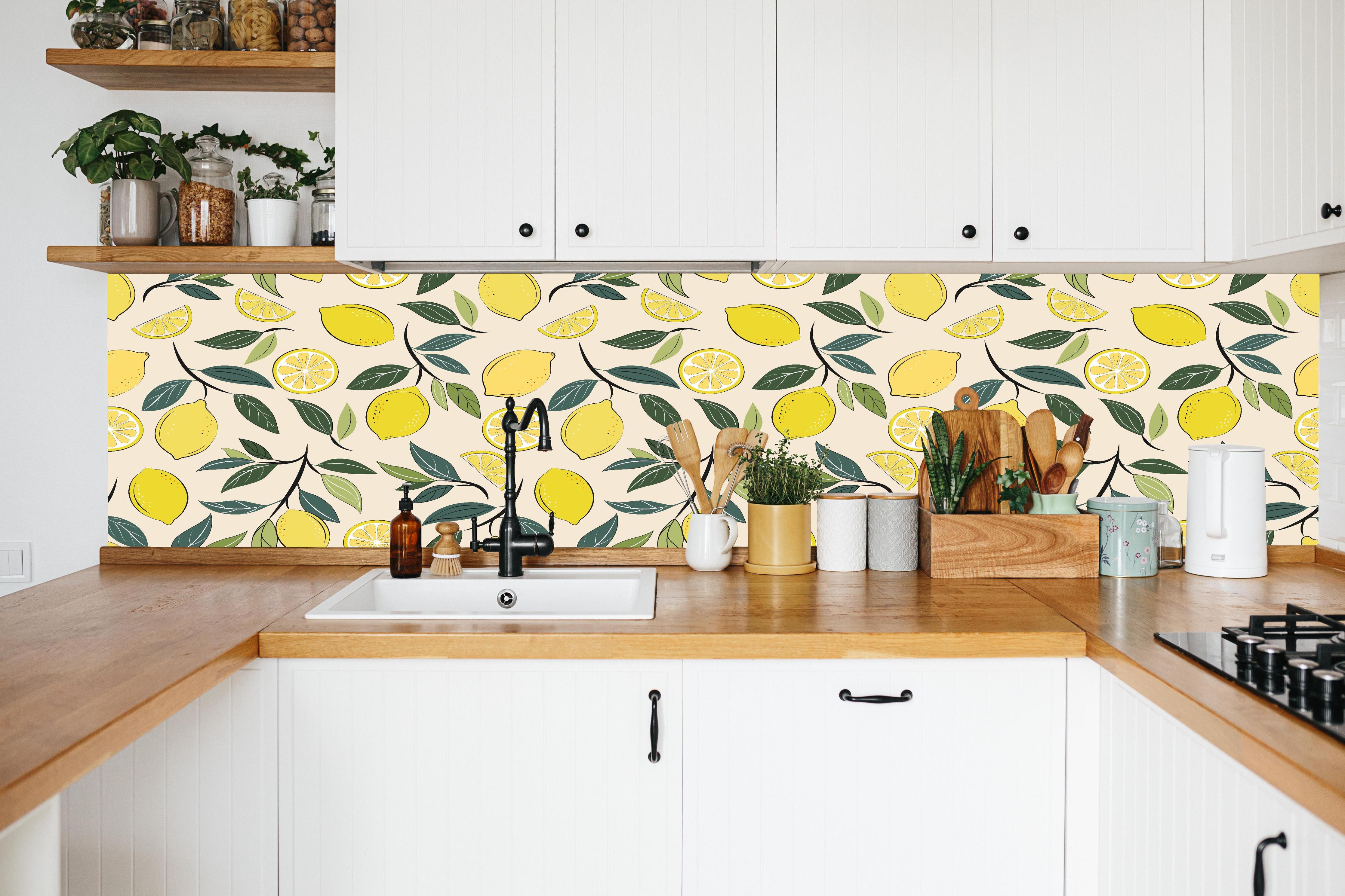 Küche - Sommerliches Zitronen-Design Gelb-Grün in weißer Küche hinter Gewürzen und Kochlöffeln aus Holz